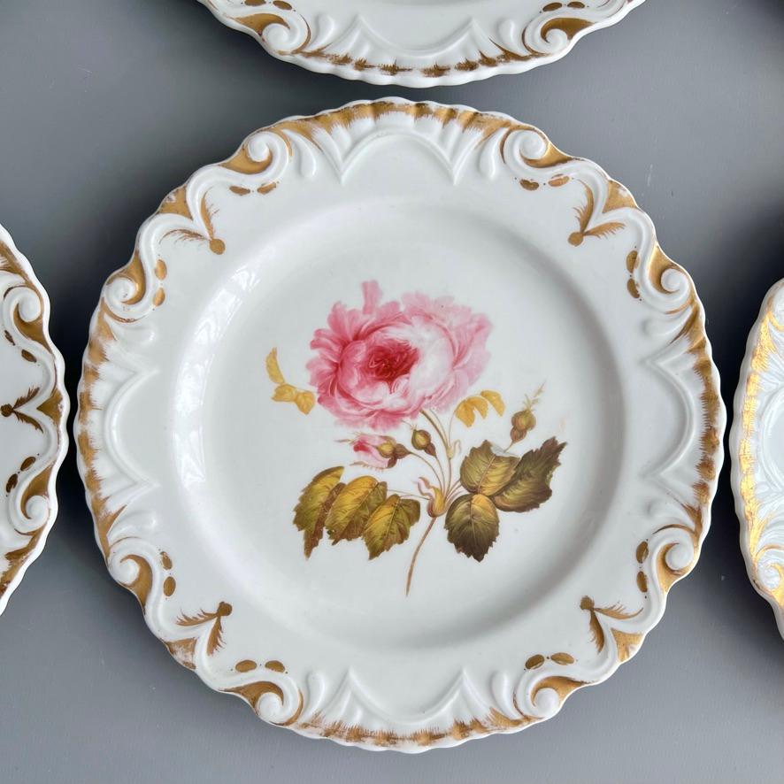 Regency Ensemble Machin de 6 assiettes en forme de moustache, blanche avec fleurs, vers 1825 en vente