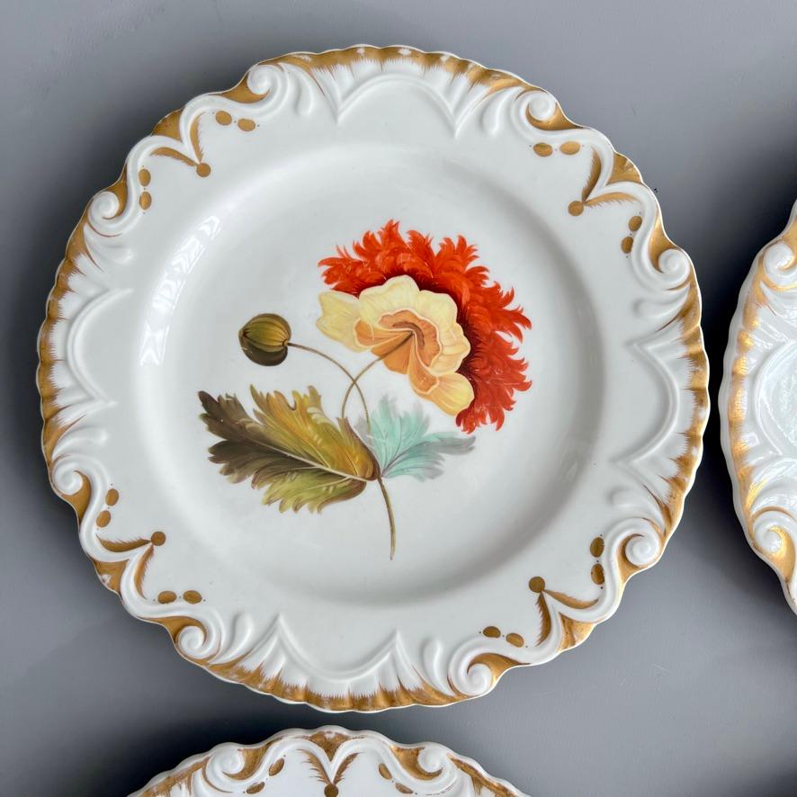 Ensemble Machin de 6 assiettes en forme de moustache, blanche avec fleurs, vers 1825 Bon état - En vente à London, GB
