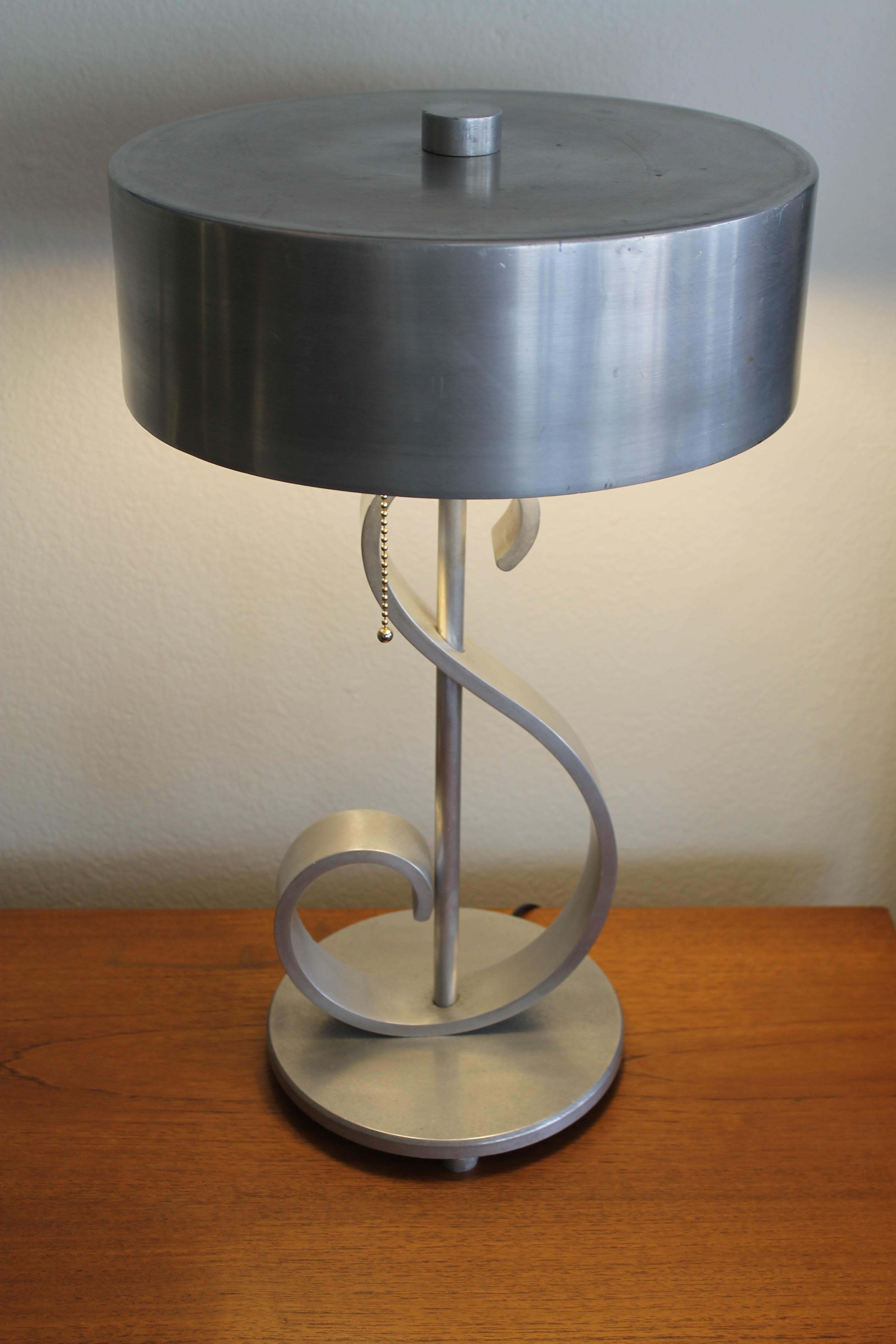Maschinenzeitalter Aluminium Musiknote-Tischlampe (Moderne der Mitte des Jahrhunderts) im Angebot