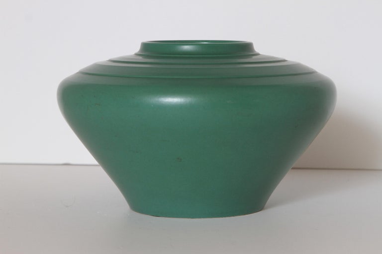 Machine Age Art Deco Arts & Crafts Keith Murray Large Shouldered Wedgwood vase  Wedgewood Pot

Large original engine-turned vase by Murray for Wedgwood.
Classic Murray matte green glaze.
Bulbous shouldered form, the largest vase in the