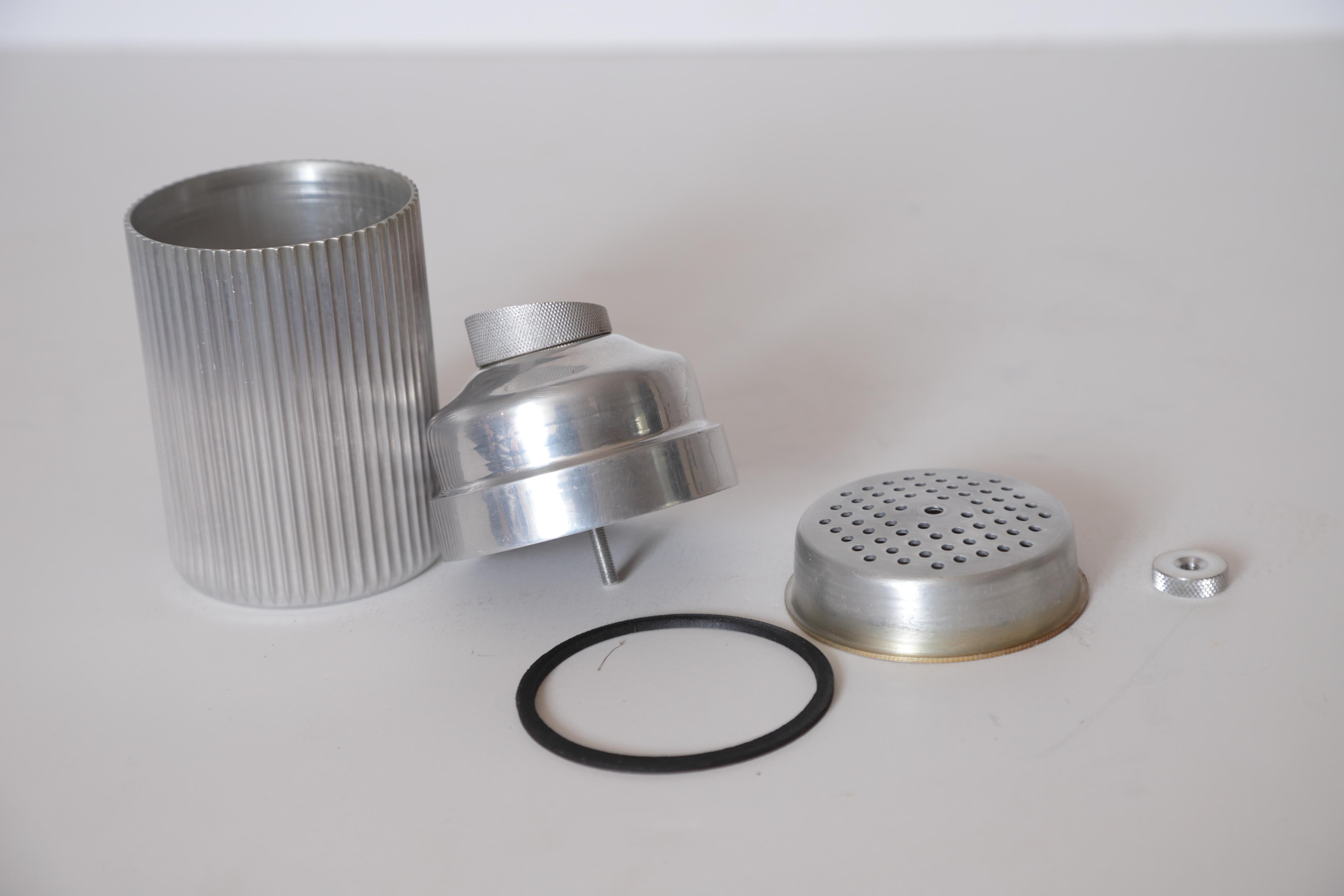 Machine Age Art Deco Eezee-Pour Cocktail Shaker Ribbed Aluminum, Emson Products In Good Condition In Dallas, TX
