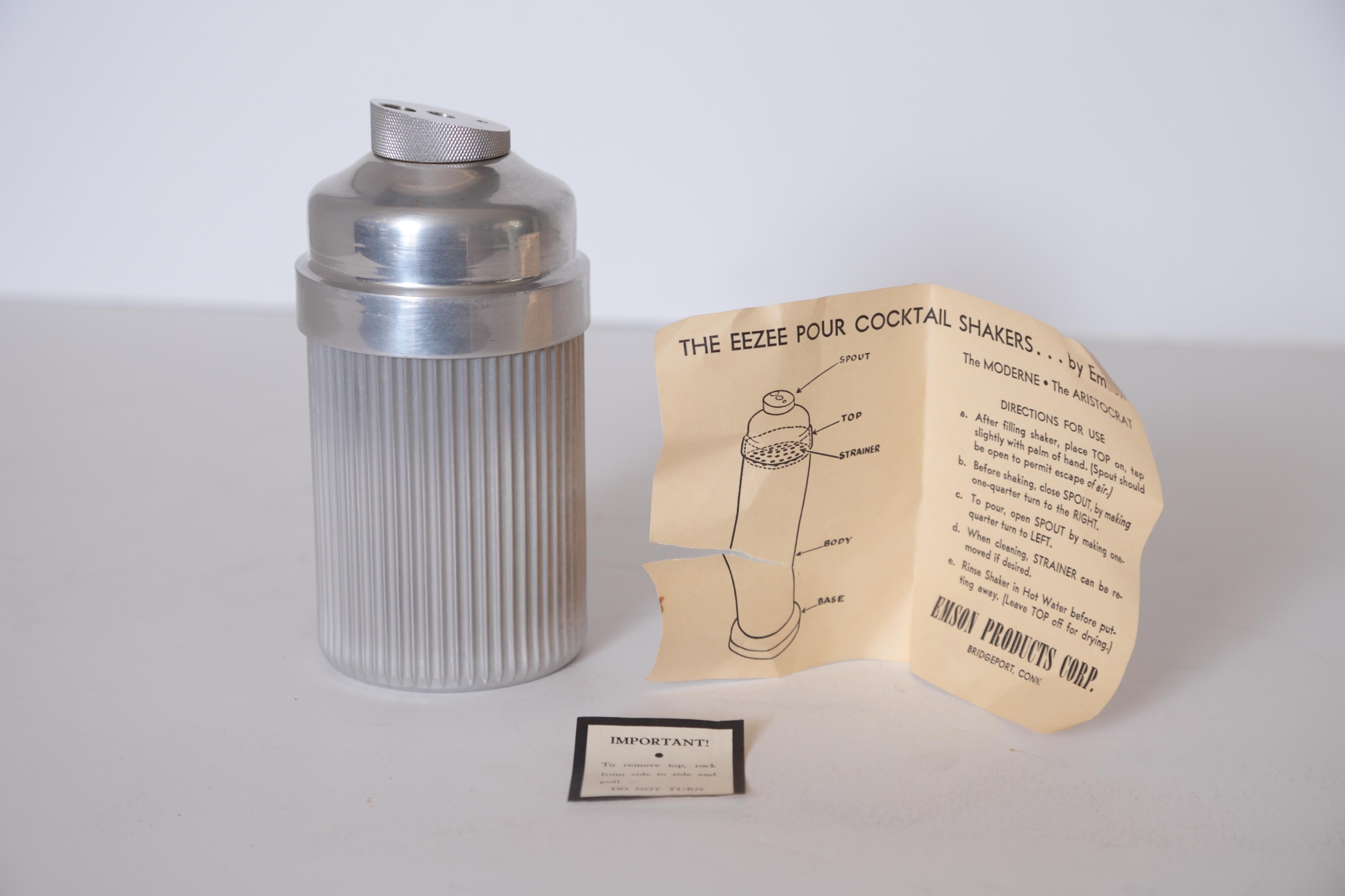 Machine Age Art Deco Eezee-pour cocktail Shaker ribbed aluminum, Emson Products unused the Moderne the Aristocrat

Rare diminutive version skyscraper Shaker by Emson Products. Matches a taller Shaker design. Rare companion piece.