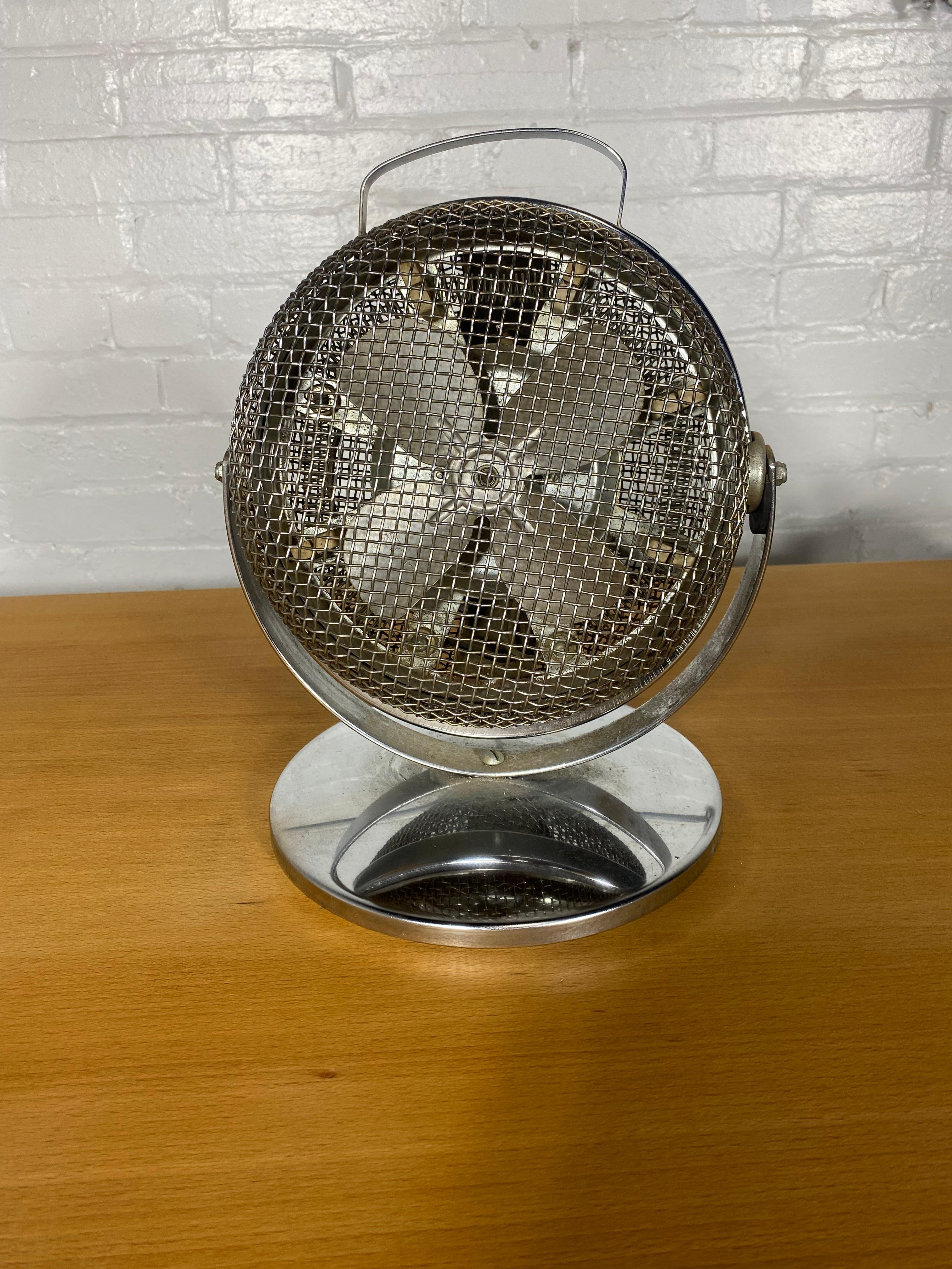 Machine Age / Art Deco Electric Fan / Heater by ORLI. In Good Condition For Sale In Buffalo, NY