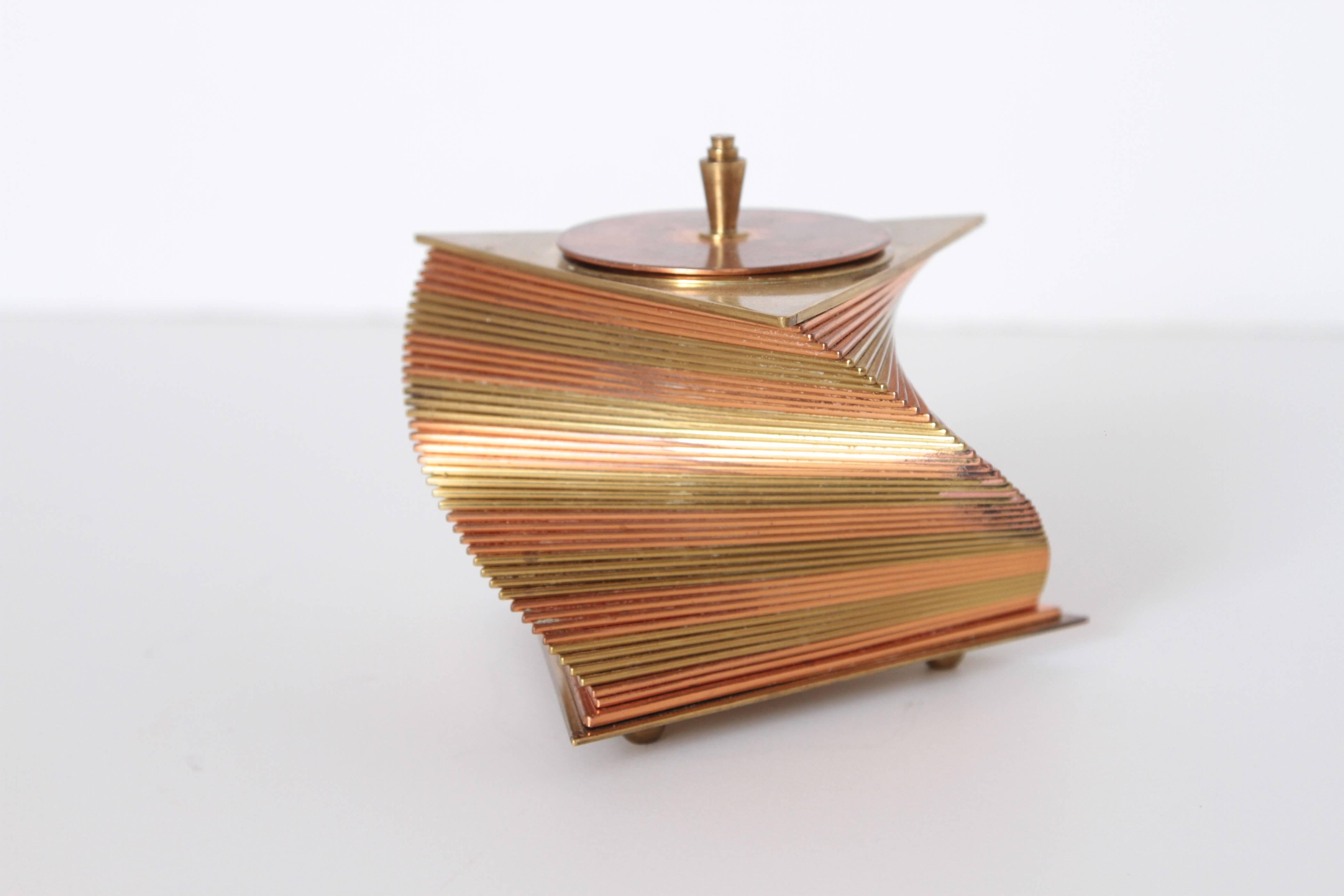 Iconic Machine Age Art Deco John Nicholas Otar Stacked Modernist Cigarette Box  Mixed Metal  Price Reduced

Stamped under lid:  OTAR USA, PATS. PEND.
Retains Original machined finial and feet.  Sometimes missing or replaced.

Patented original John