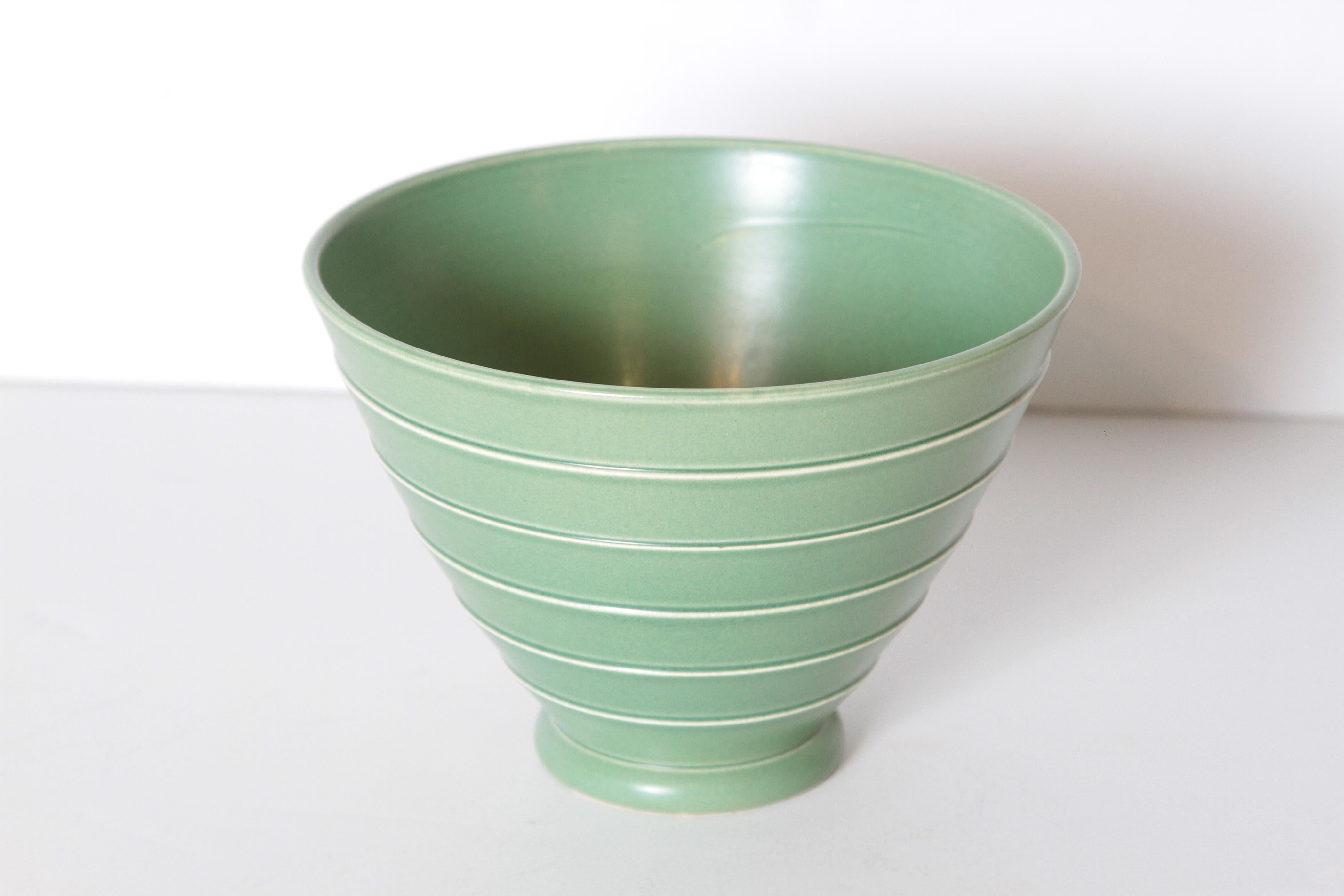 Machine Age Art Deco Keith Murray Wedgwood vase, Engine-Turned Form

Original engine-turned vase by Murray for Wedgwood. Wedgewood.
Classic Murray matte green glaze.
Flaring skyscraper steps to top rim.

Signed with stamped script Murray