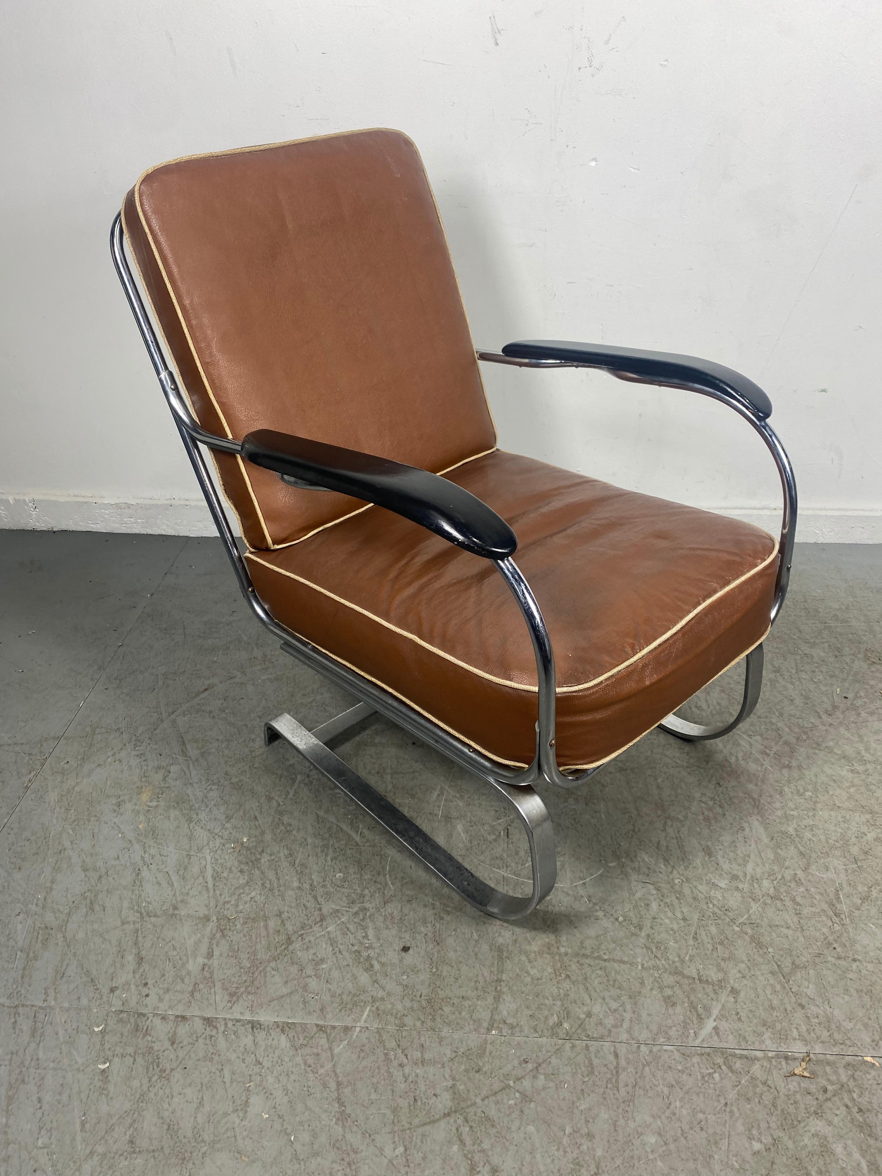 Ce fauteuil Art déco américain extrêmement confortable a été conçu, vers 1935, pour Lloyd Manufacturing par Karl Emmanuel Martin (KEM) Weber (1889 -1963).

Invisible ! Totalement original. Un véritable survivant. Connues sous le nom de chaise