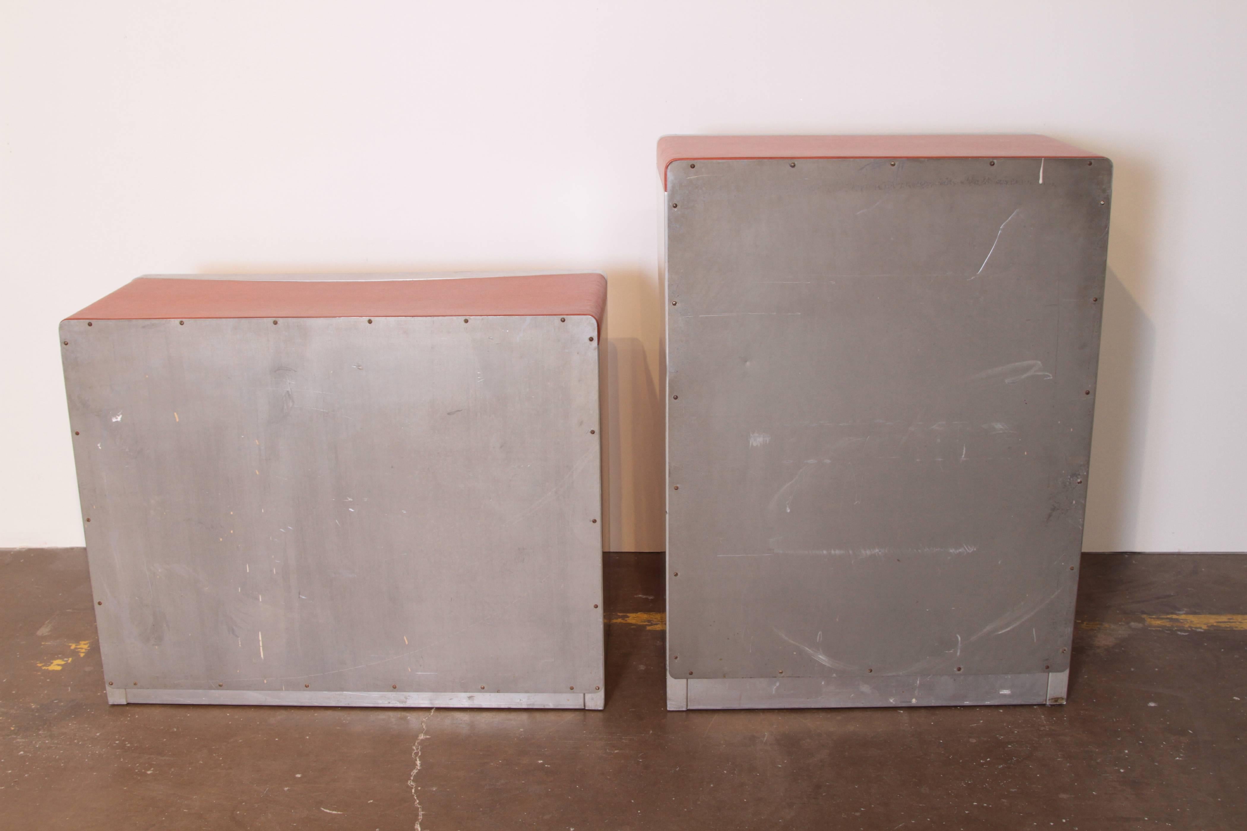 Paire de coffres ou commodes profilés en aluminium Art Déco de l'ère de la machine Bel Geddes en vente 2