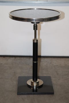 Table d'appoint ronde de style Art Déco de l'ère de la machine avec plateau en granit, chrome et ébène