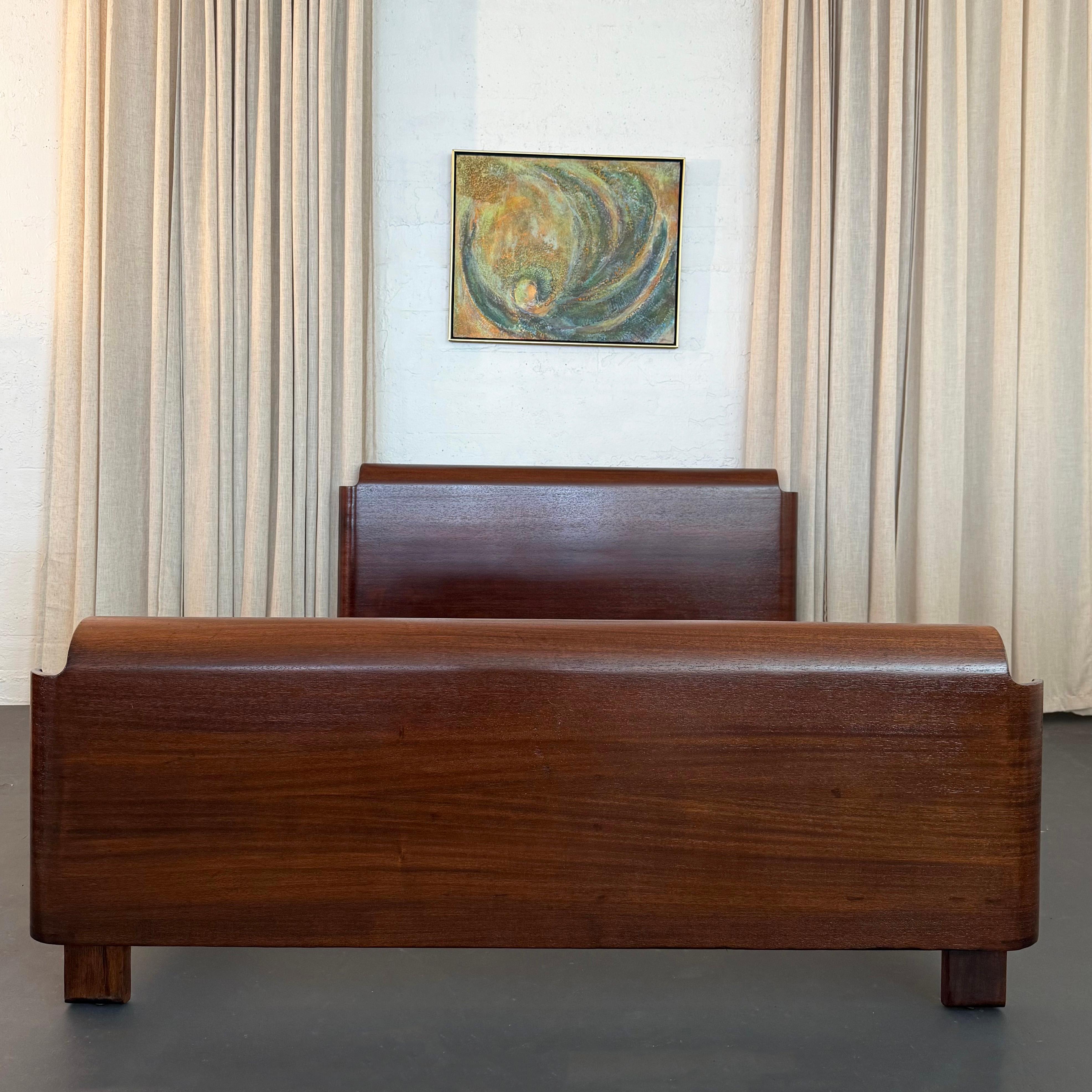Machin-Age Art Deco Walnuss Bett von Paul Goldman für Plymodern Möbel im Angebot 3