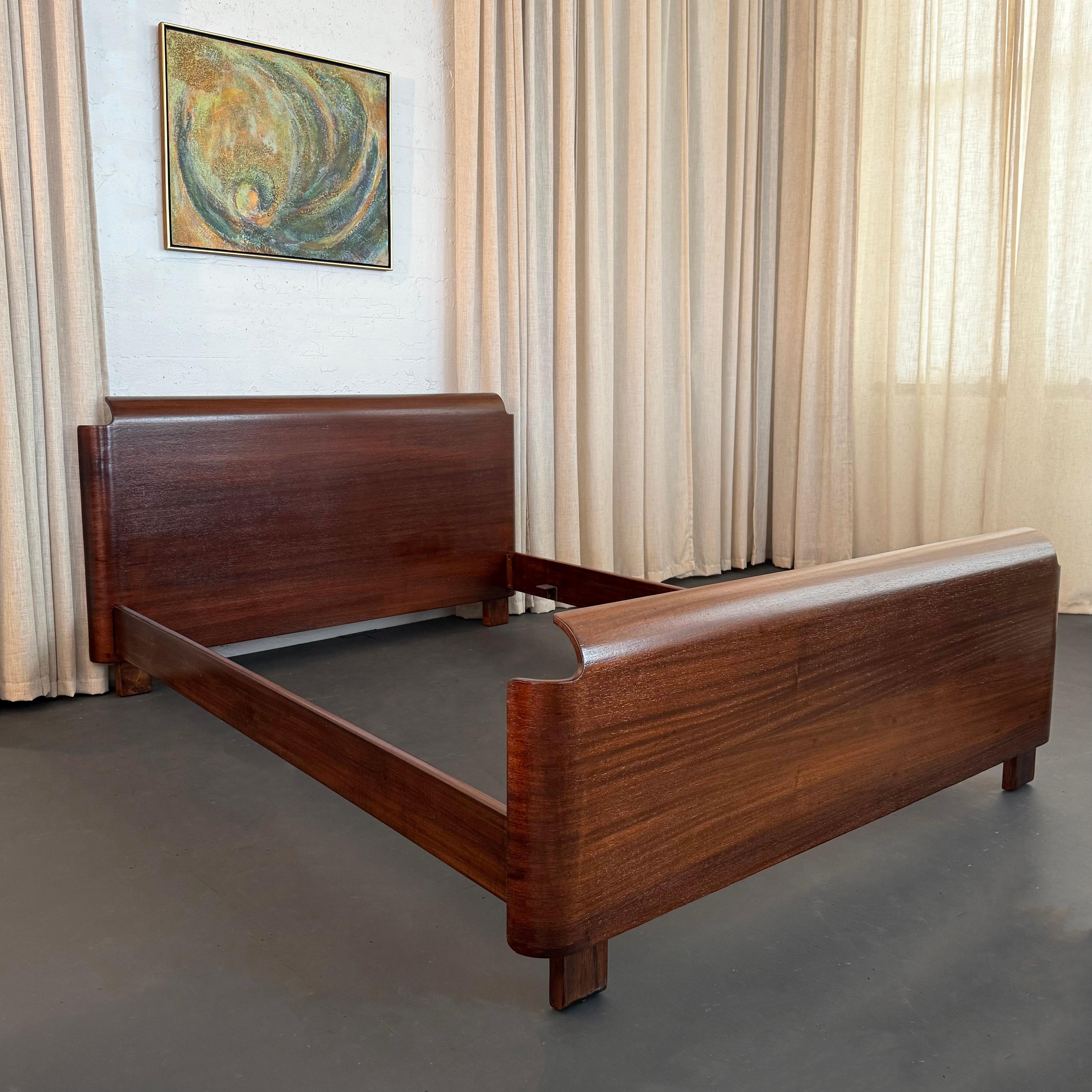 Dieses Bettgestell im Art-déco-Stil des Maschinenzeitalters wurde von Paul Goldman entworfen und von seiner Firma Plymold Corporation um 1945 hergestellt. Der Rahmen besteht aus 4 Teilen: einem Kopf- und Fußteil aus gebogenem Walnussholz mit