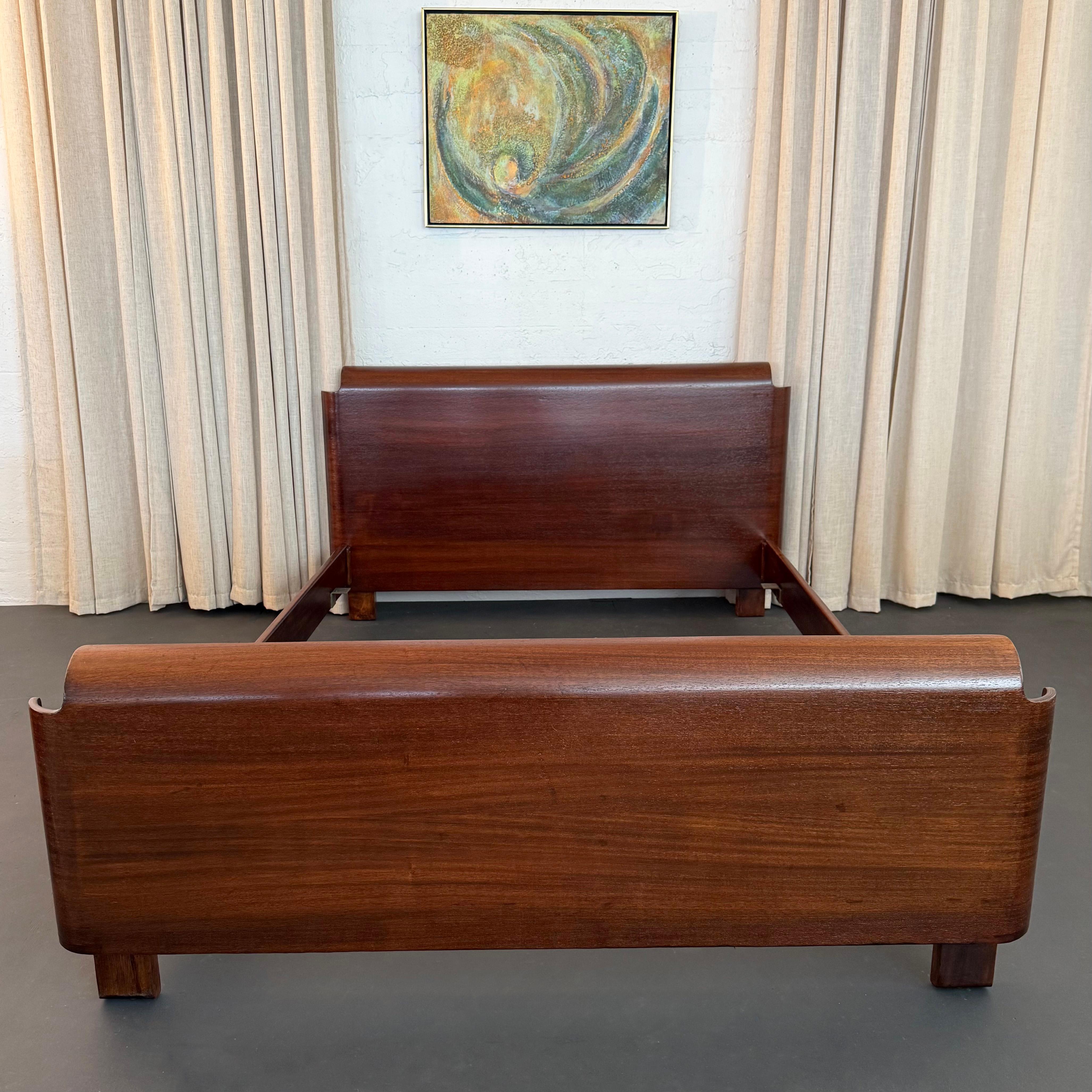 Machin-Age Art Deco Walnuss Bett von Paul Goldman für Plymodern Möbel (Maschinenzeitalter) im Angebot