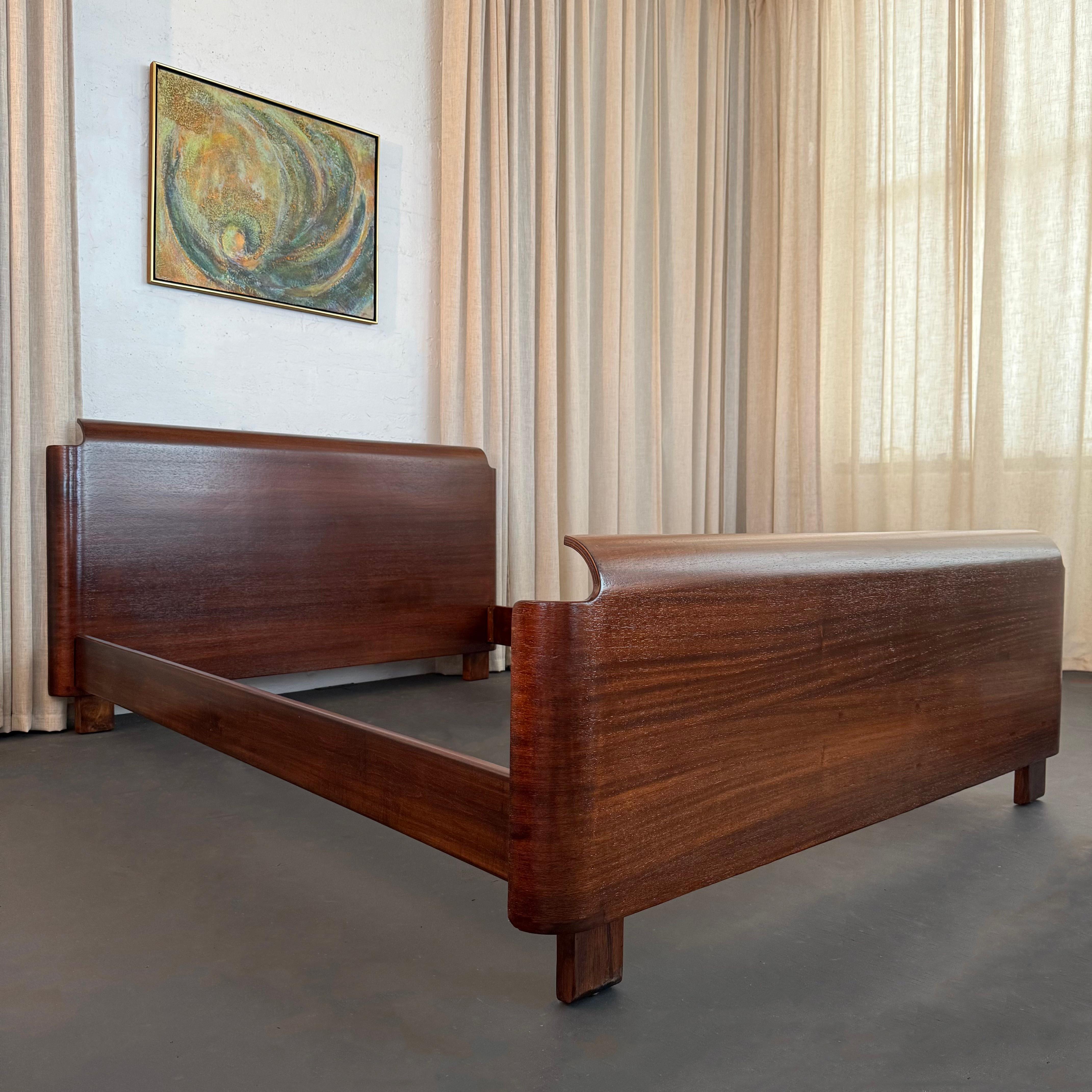 Machin-Age Art Deco Walnuss Bett von Paul Goldman für Plymodern Möbel (amerikanisch) im Angebot