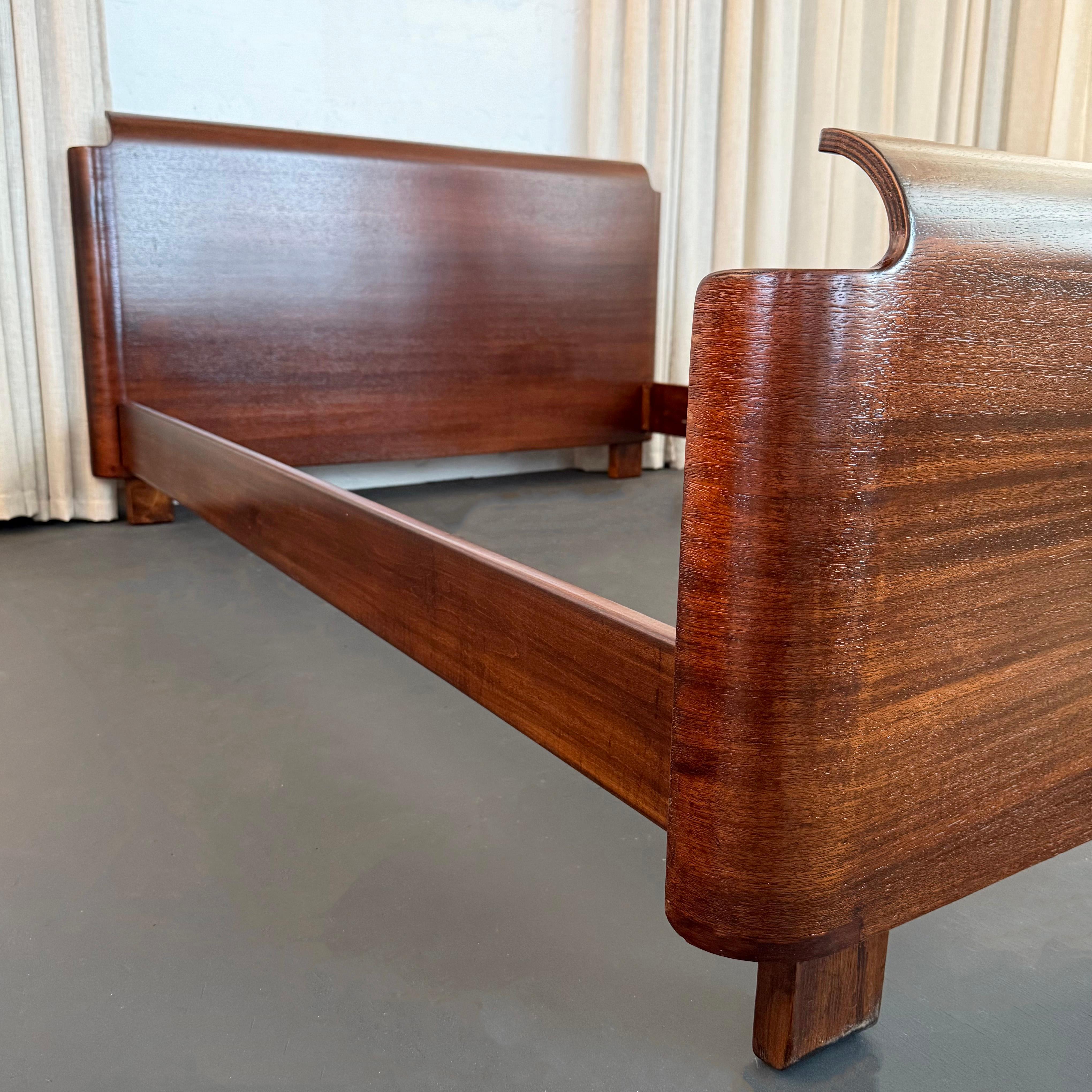 Machin-Age Art Deco Walnuss Bett von Paul Goldman für Plymodern Möbel im Zustand „Gut“ im Angebot in Brooklyn, NY