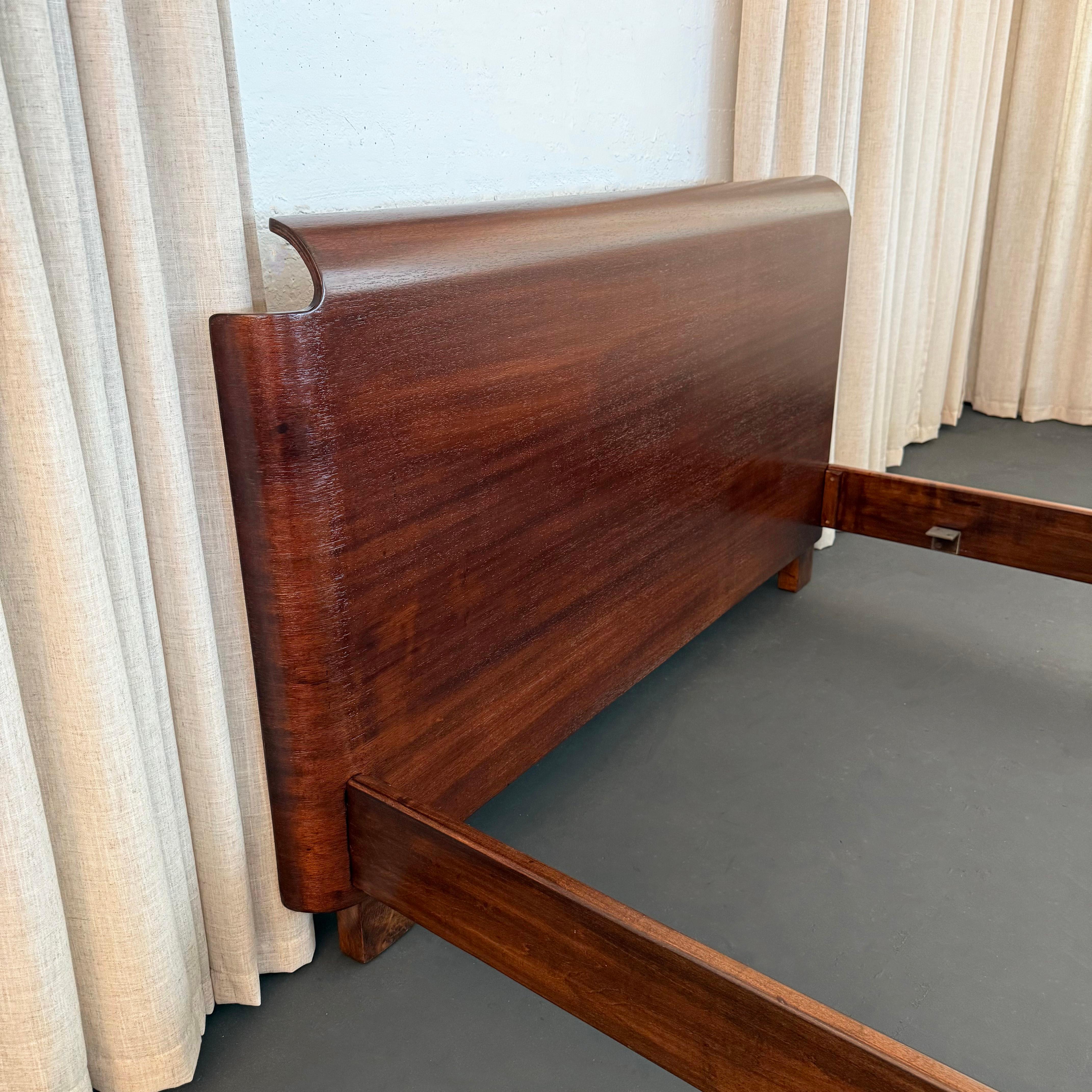 Machin-Age Art Deco Walnuss Bett von Paul Goldman für Plymodern Möbel im Angebot 1
