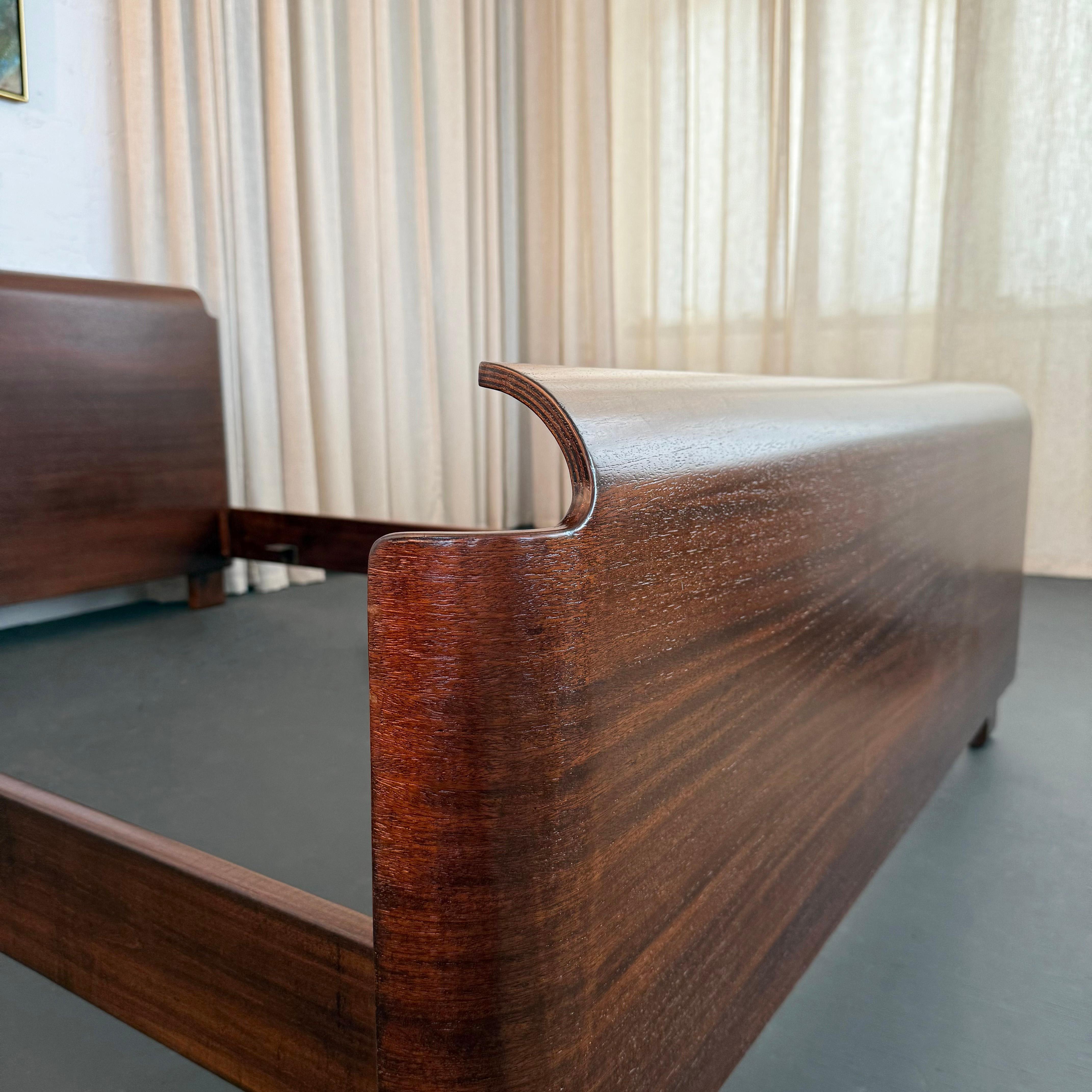 Machin-Age Art Deco Walnuss Bett von Paul Goldman für Plymodern Möbel im Angebot 2