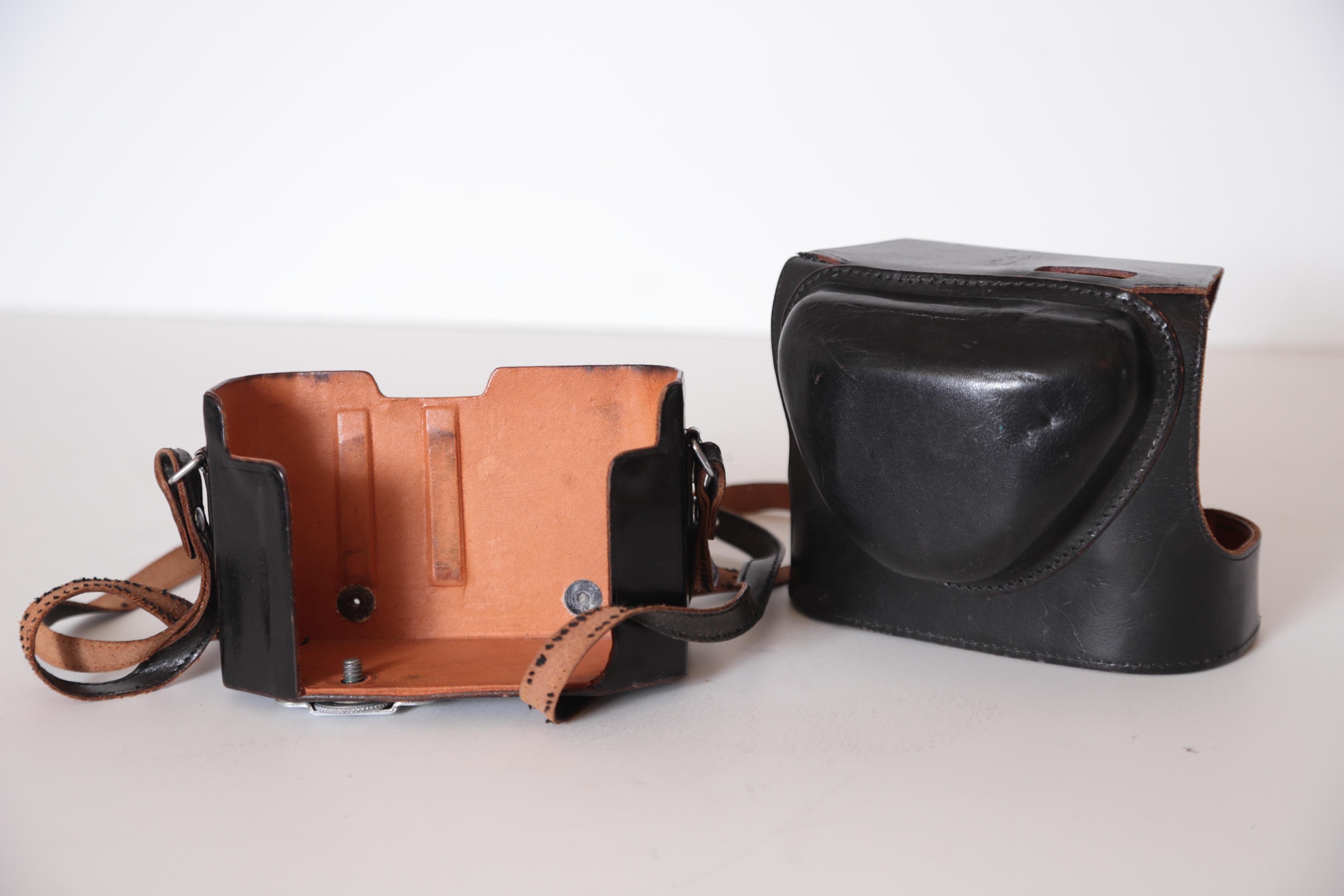 Machine Age Art Deco Walter Dorwin Teague Kodak Medalist Camera with Case For Sale 3