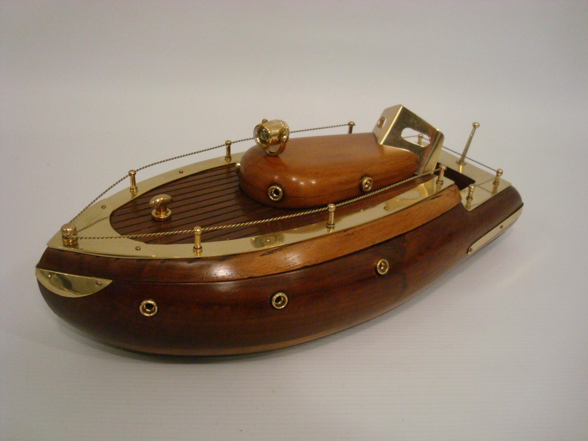 Machin Age / Art Deco Holz & Messing Schnellboot Modell Geheimnis Box, ca. 1930er Jahre. 
Nautisches Streamline-Boot-Modell. Einzigartiges und dekoratives Art-Déco-Stück.
Das Deck lässt sich zur Seite schieben und man findet eine geheime
