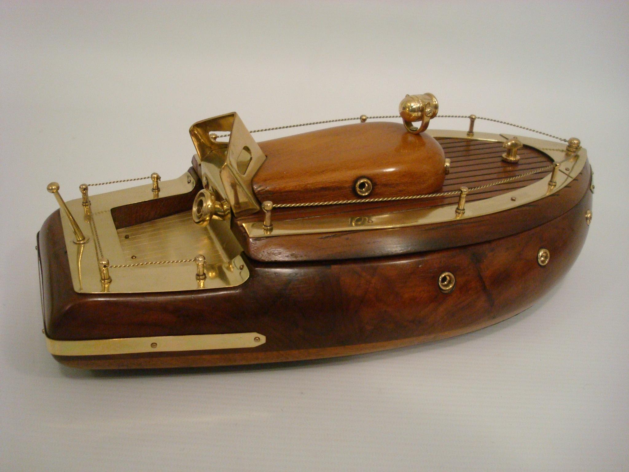 Machine Age / Art Deco Wood & Brass Speedboat Model Secret Box, circa 1930s In Good Condition For Sale In Buenos Aires, Olivos