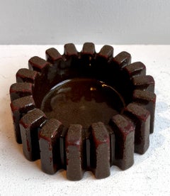 Cendrier ou attrape-tout en forme d'engrenage datant de l'âge des machines