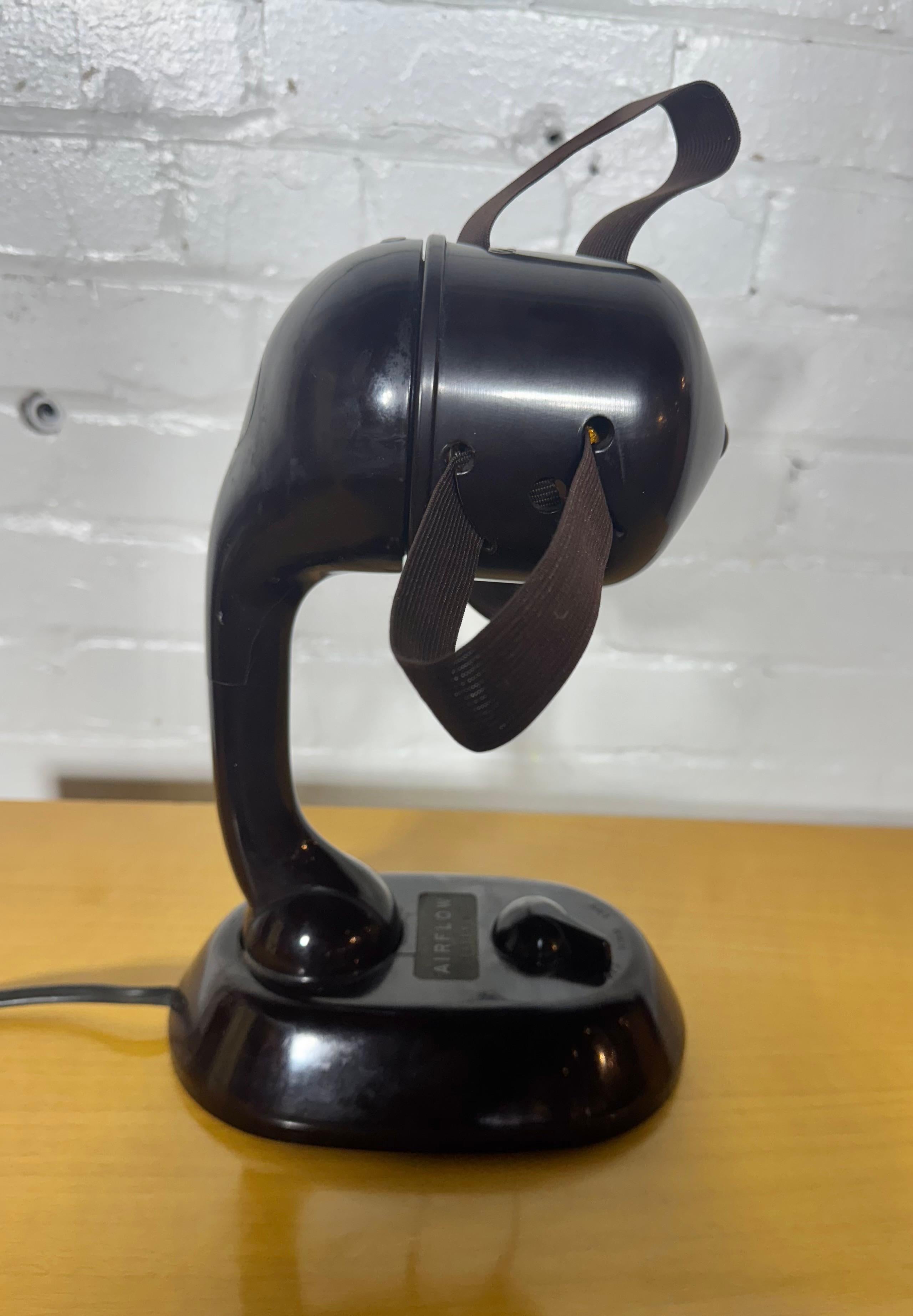 Ventilateur électrique en bakélite Ribbonaire conçu par W.O. Langille en 1931 pour la société Singer Sewing Machine Company. Design/One aérodynamique qui pivote d'avant en arrière pour orienter la brise. Un design unique ! Sans danger pour les