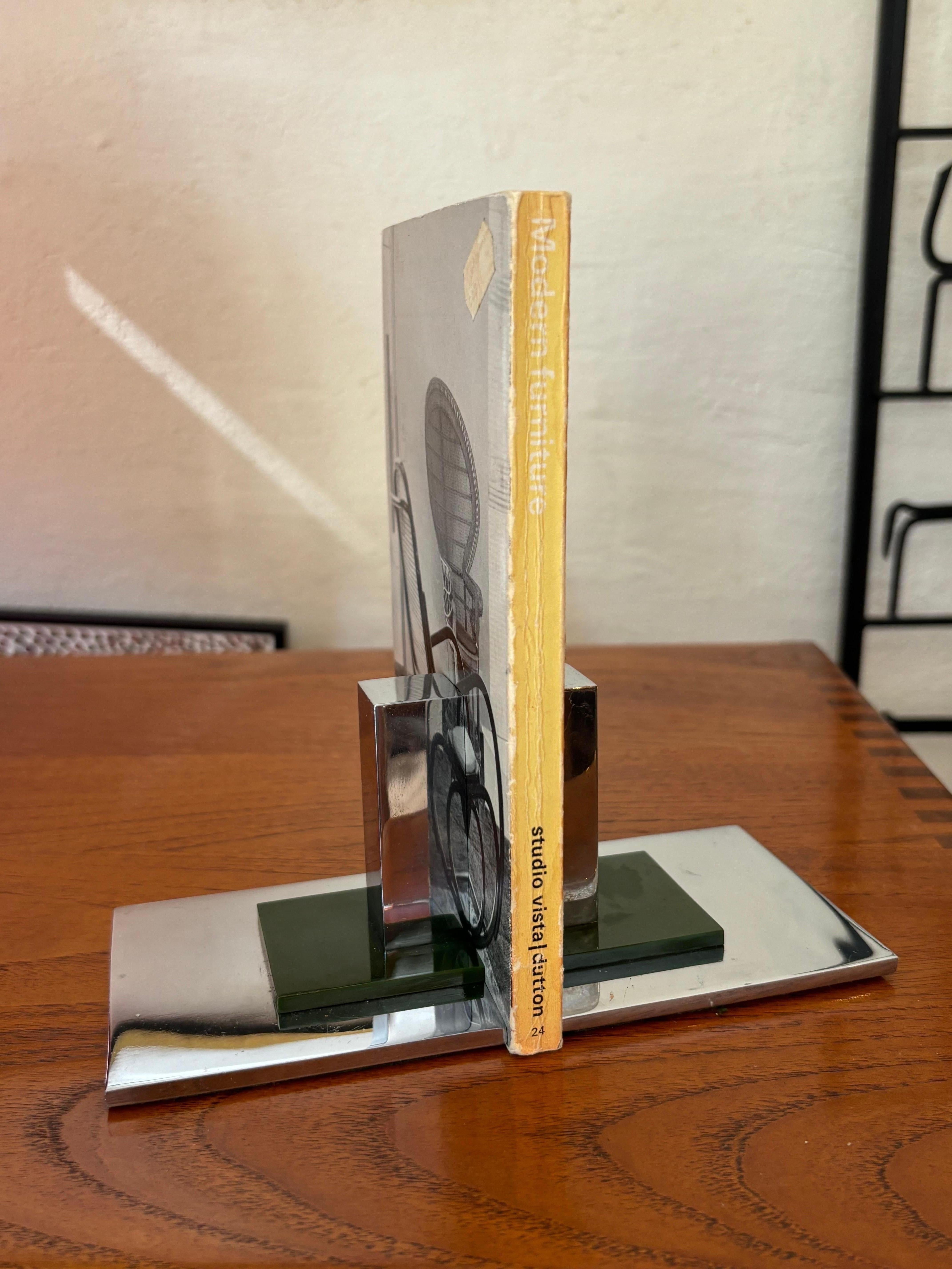 Paire de serre-livres en chrome et bakélite verte de l'époque Art Déco / Machin.  Bel état d'origine !  Le chrome est très beau !  Produit par Hifinger Industries de Toledo Ohio.