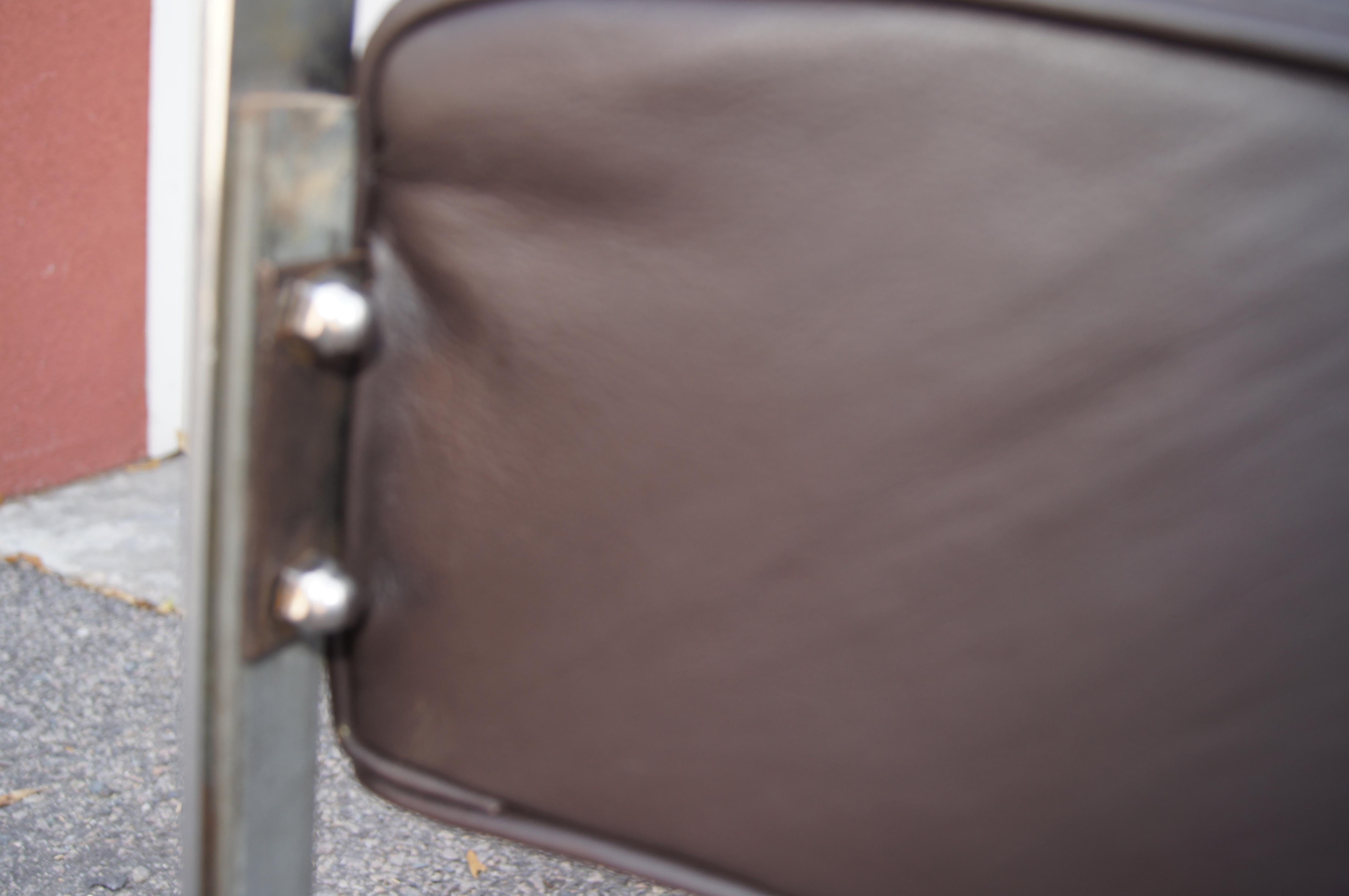 Fauteuil en chrome et cuir sur roulettes par McKay Furniture Company Bon état - En vente à Dorchester, MA