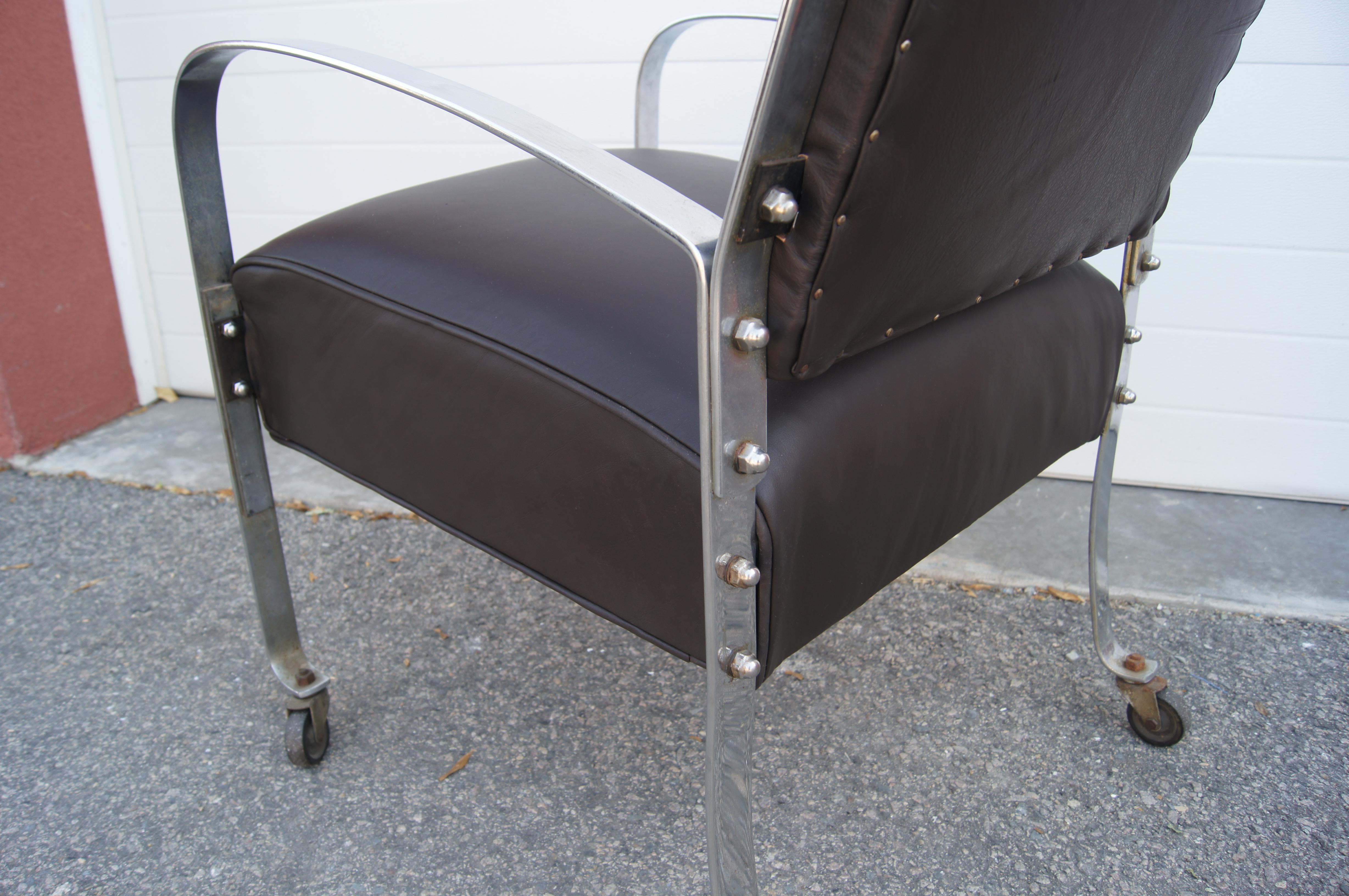 Milieu du XXe siècle Fauteuil en chrome et cuir sur roulettes par McKay Furniture Company en vente