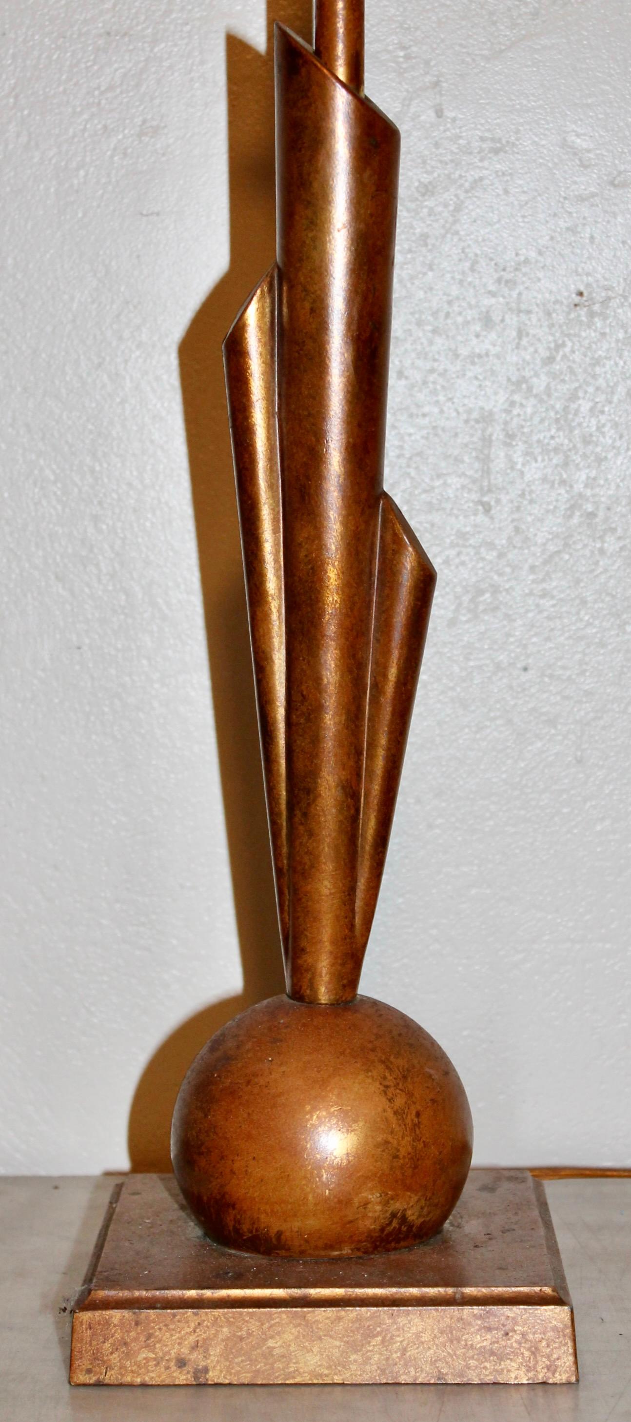 Lampe de table inhabituelle en cuivre et métaux recouverts de cuivre dans le style de l'important designer déco américain Jule Bouy.  Trois cônes étroits en cuivre s'insèrent dans une sphère sur une base basse carrée. Comprend une boule de cuivre en