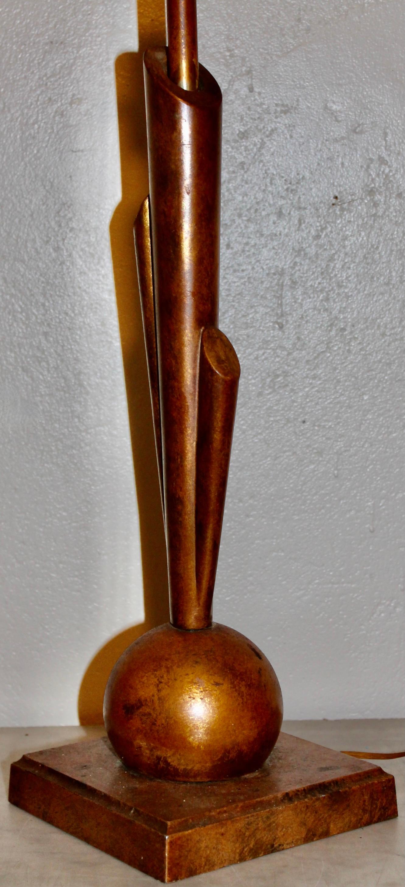 Américain Lampe de table en cuivre Machine Age style Jules Bouy en vente