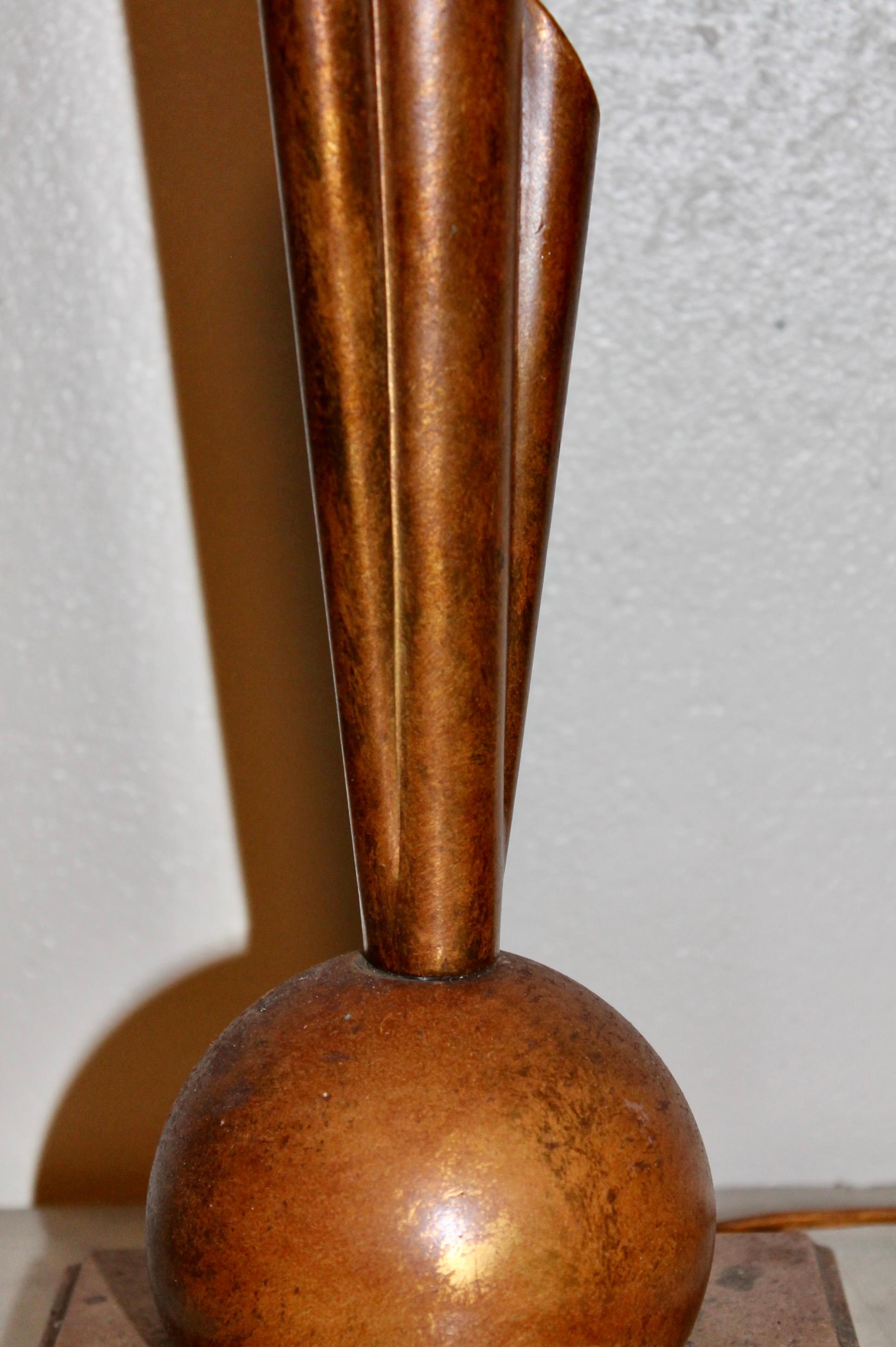 Cuivre Lampe de table en cuivre Machine Age style Jules Bouy en vente