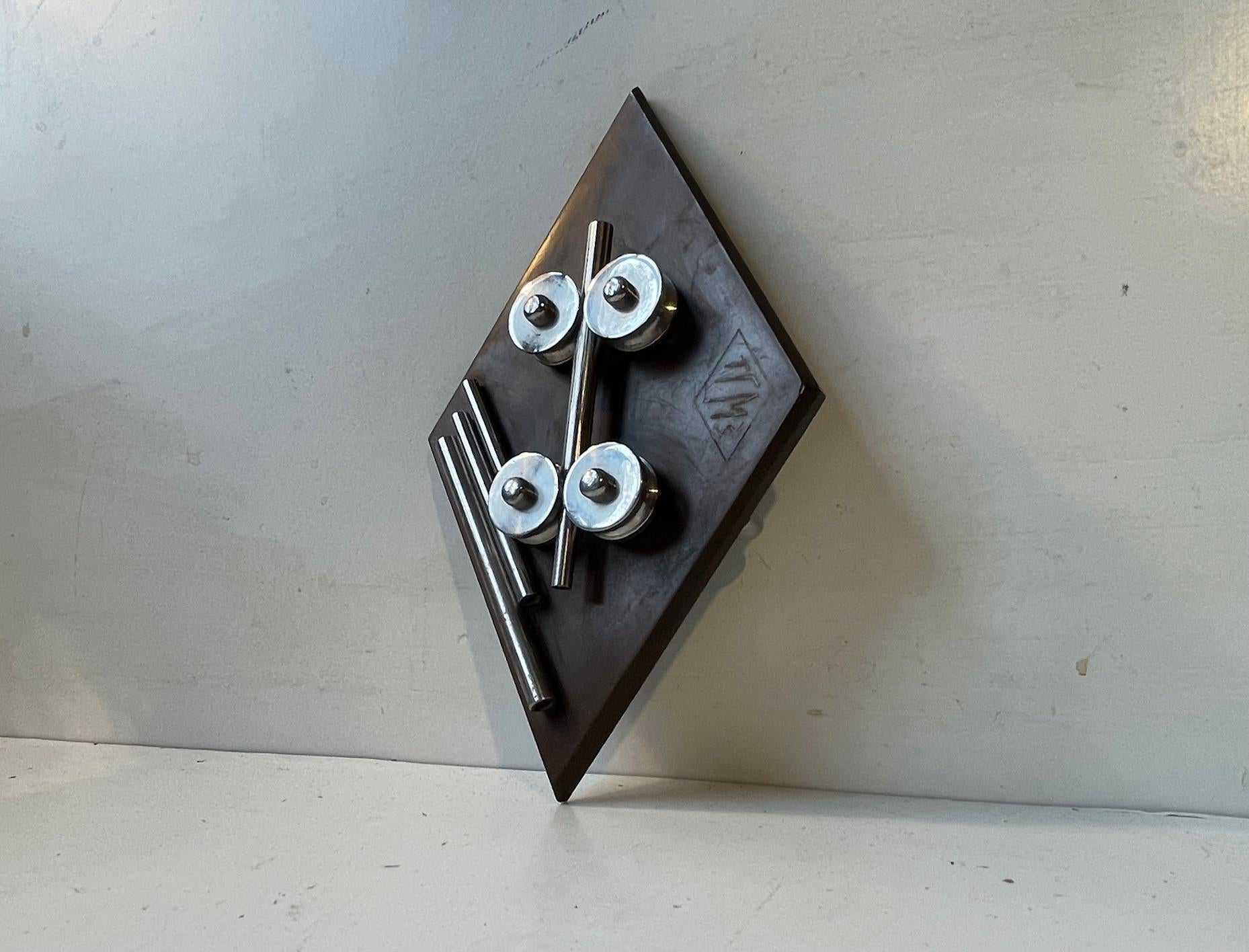 Plaque de bureau/horizontale stylisée ou sculpture façonnée en acier inoxydable et en bronze. Style industriel/de l'ère de la machine distinctif. Des morceaux de tuyaux et des dispositifs provenant d'une cintreuse en acier sont montés selon un motif