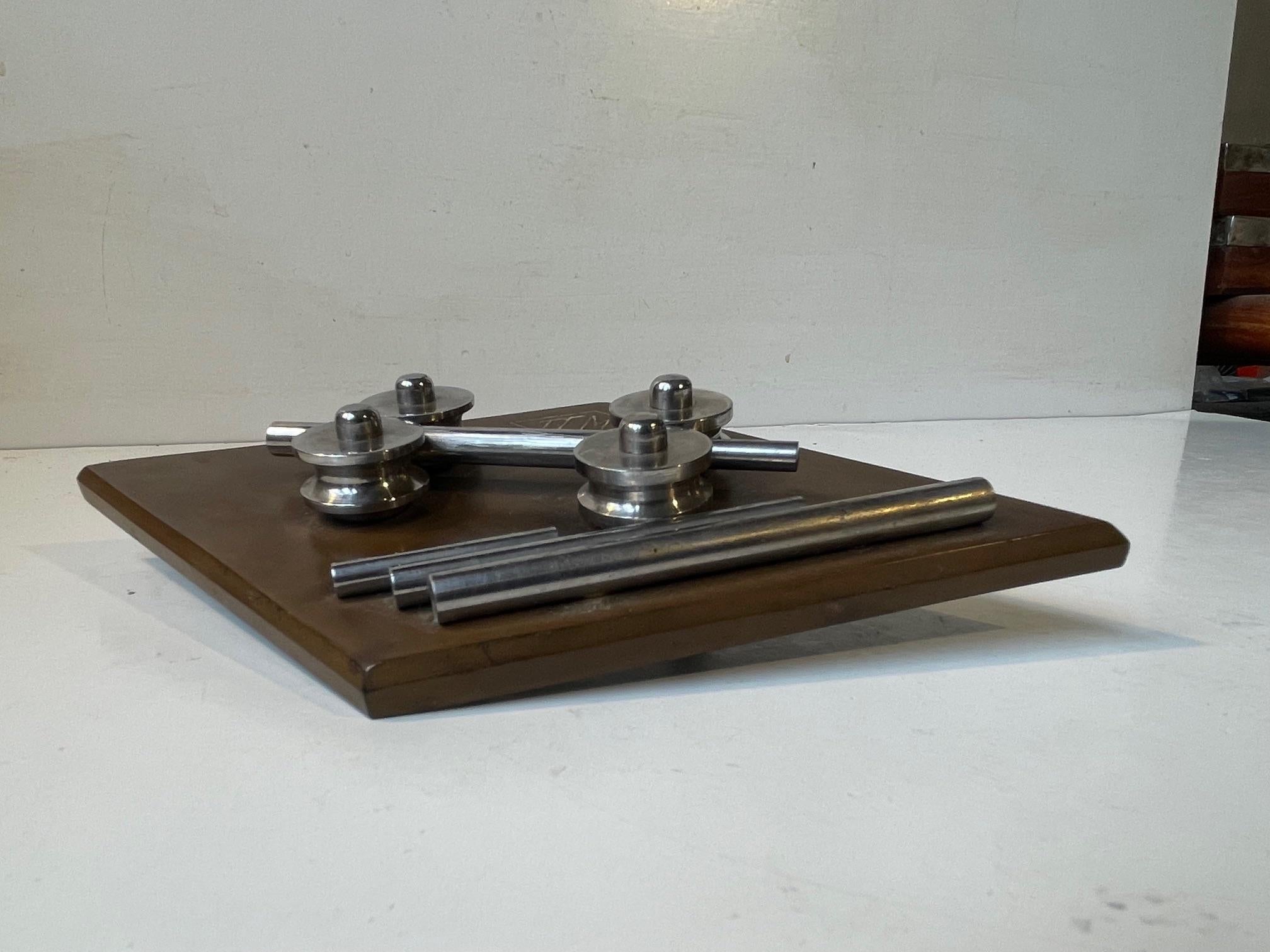 Scandinave Sculpture de bureau ou presse-papier en bronze et acier de Machine Age, années 1930 en vente