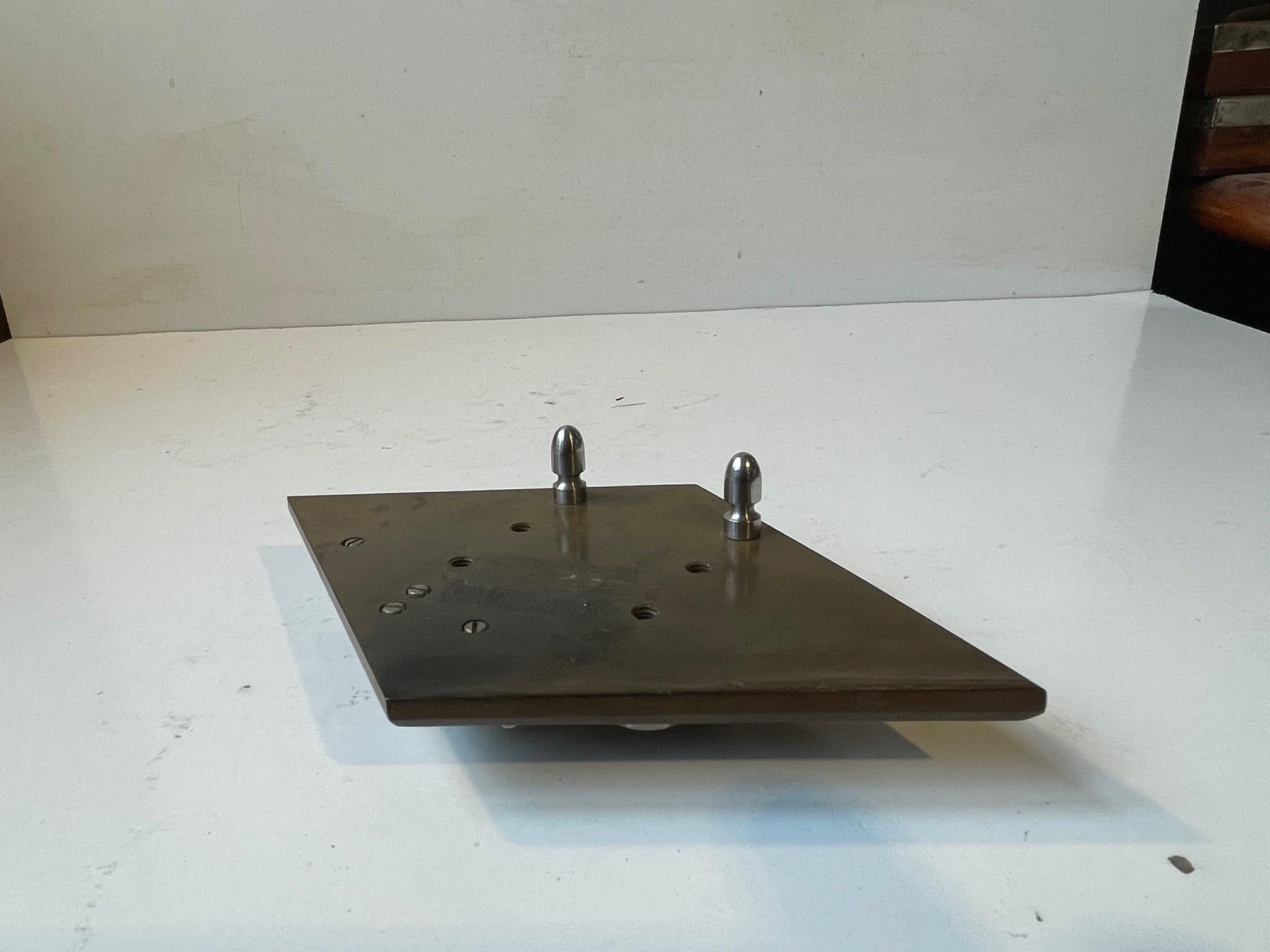 Sculpture de bureau ou presse-papier en bronze et acier de Machine Age, années 1930 Bon état - En vente à Esbjerg, DK
