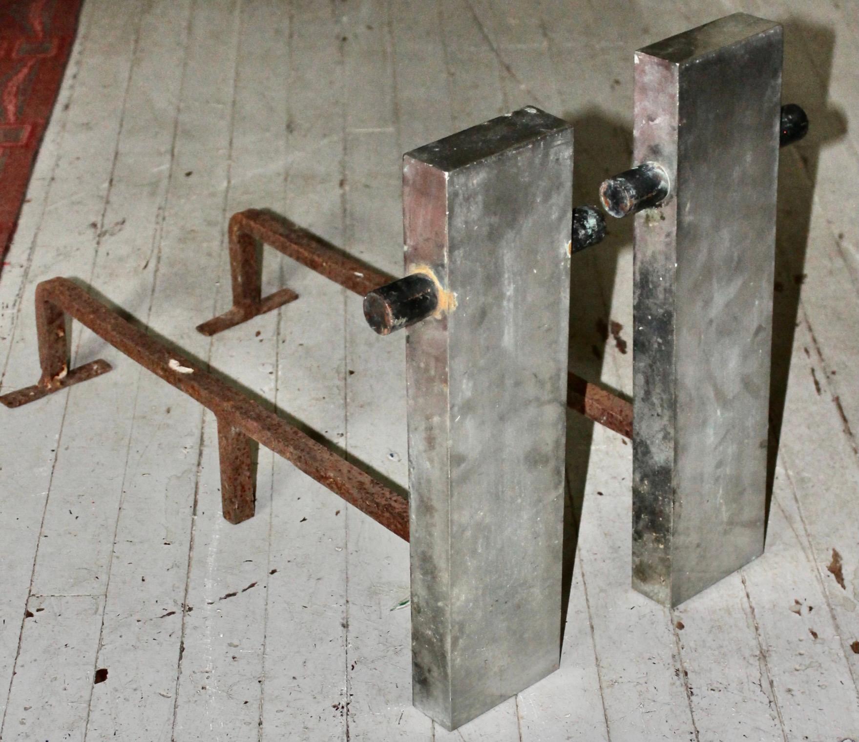 À la manière du maître de la modernité américaine, Donald Deskey. Un arbre rectangulaire vertical en acier perforé horizontalement avec une
cylindre en cuivre massif noirci.  Extrêmement direct sur le plan structurel
l'intégrité. 
