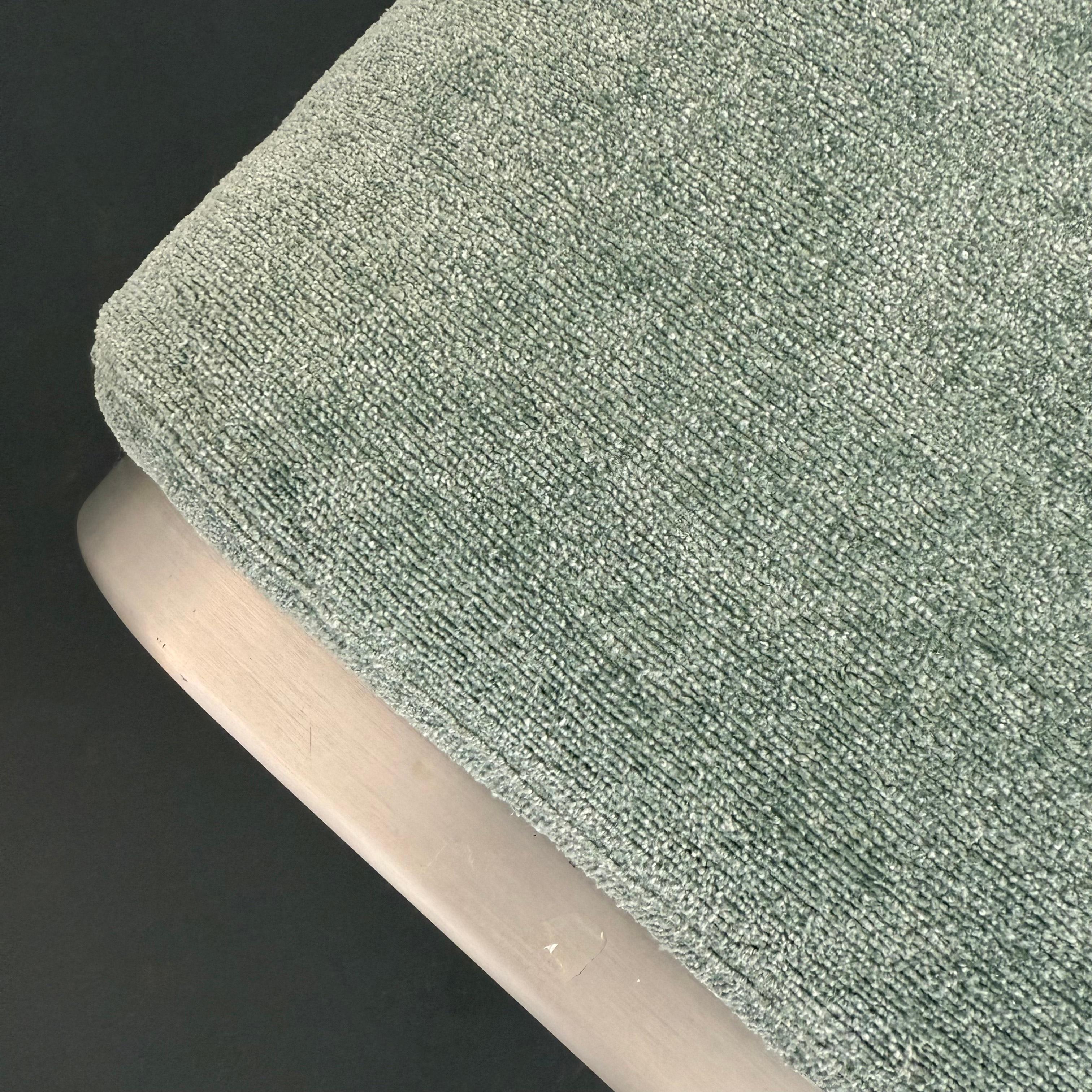 Ensemble canapé et pouf à structure industrielle en aluminium Machin Age en vente 2