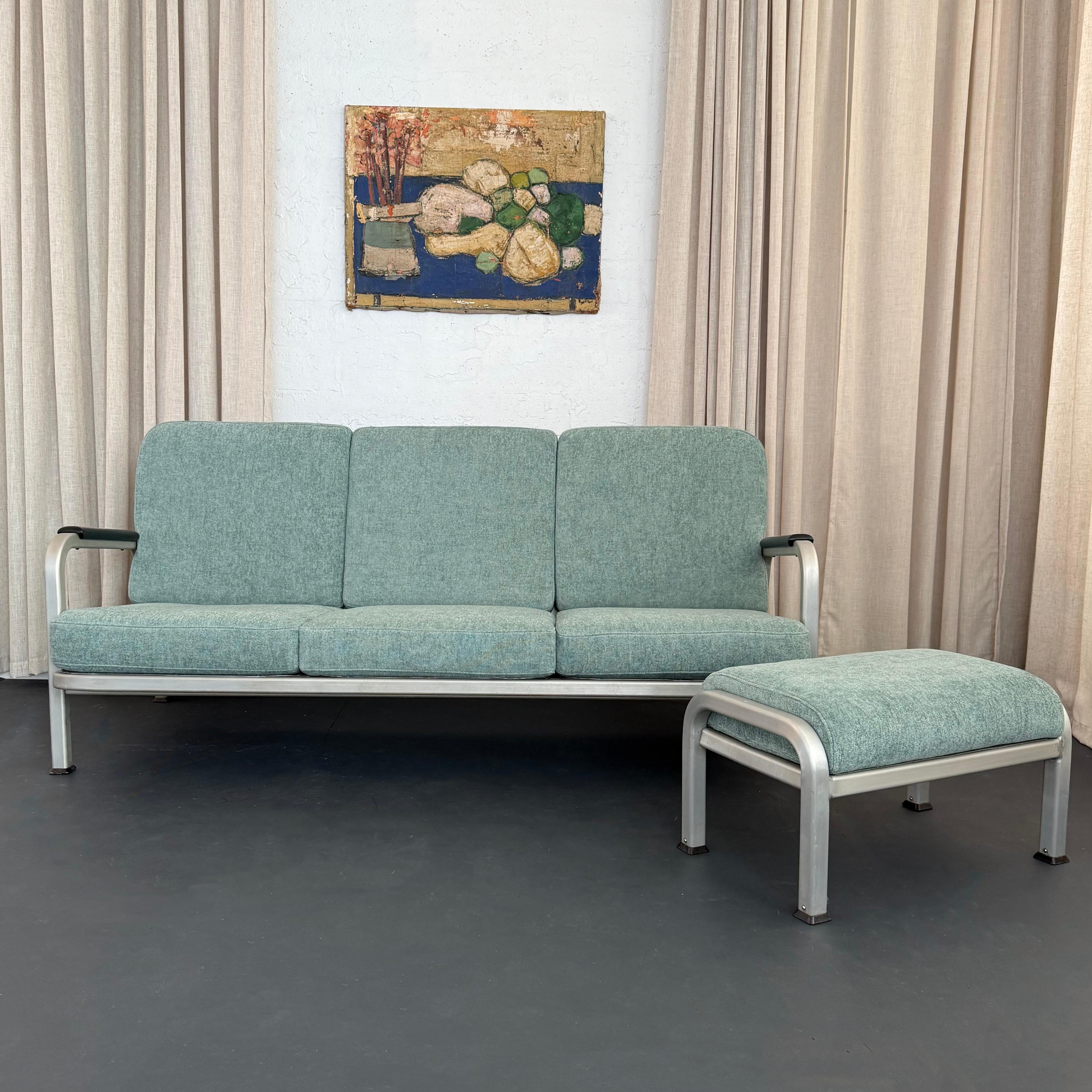 Ère de la machine Ensemble canapé et pouf à structure industrielle en aluminium Machin Age en vente