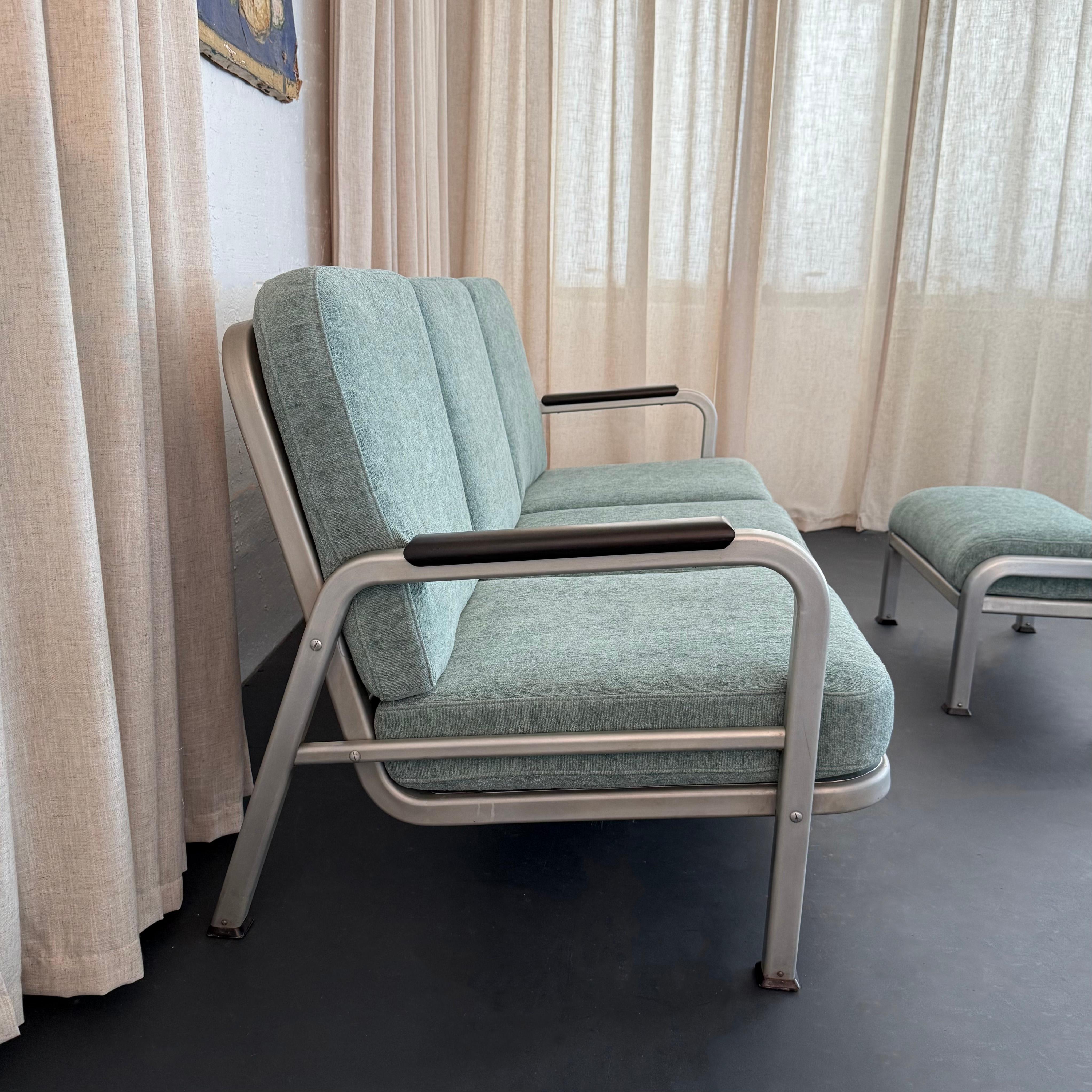 Laqué Ensemble canapé et pouf à structure industrielle en aluminium Machin Age en vente