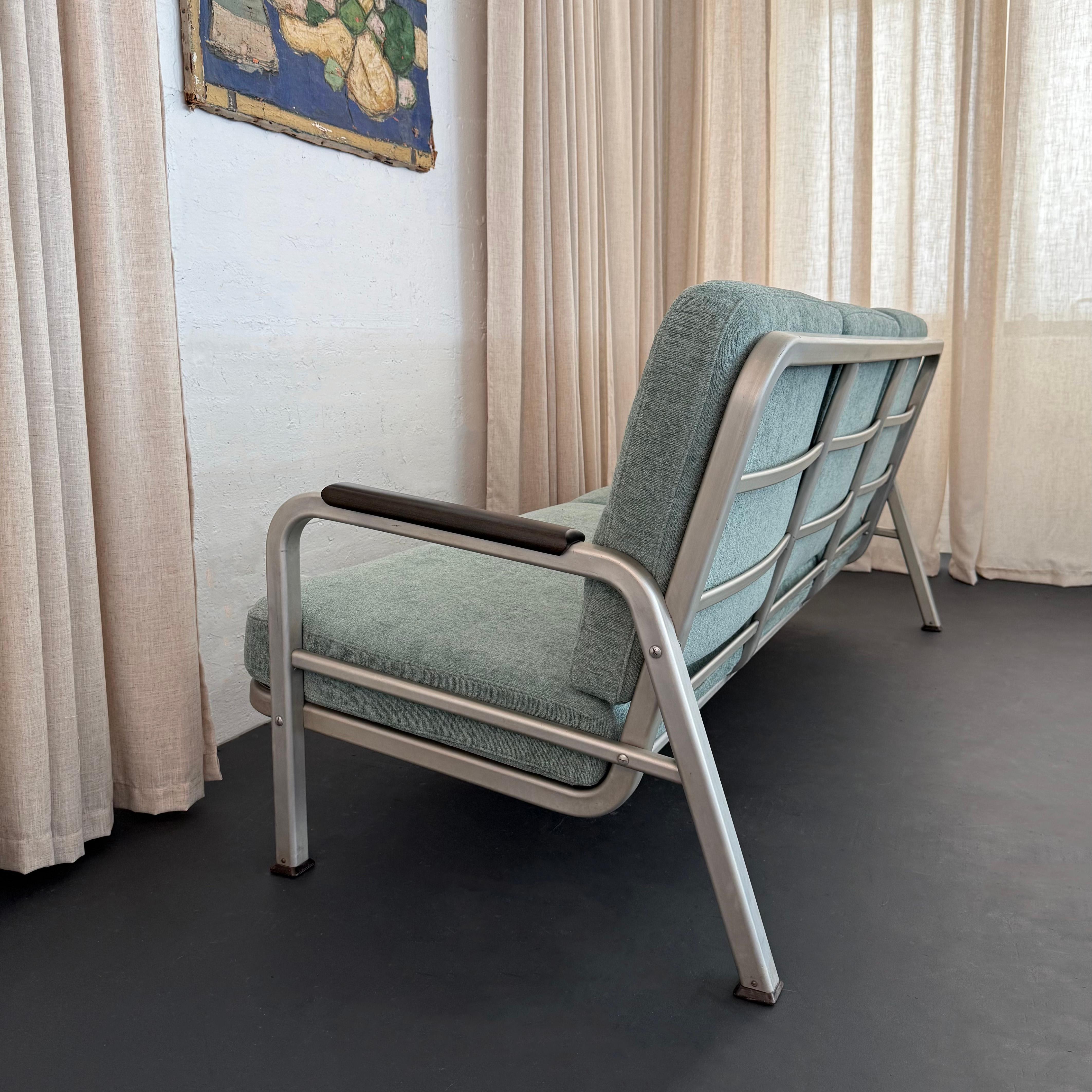 Ensemble canapé et pouf à structure industrielle en aluminium Machin Age Bon état - En vente à Brooklyn, NY