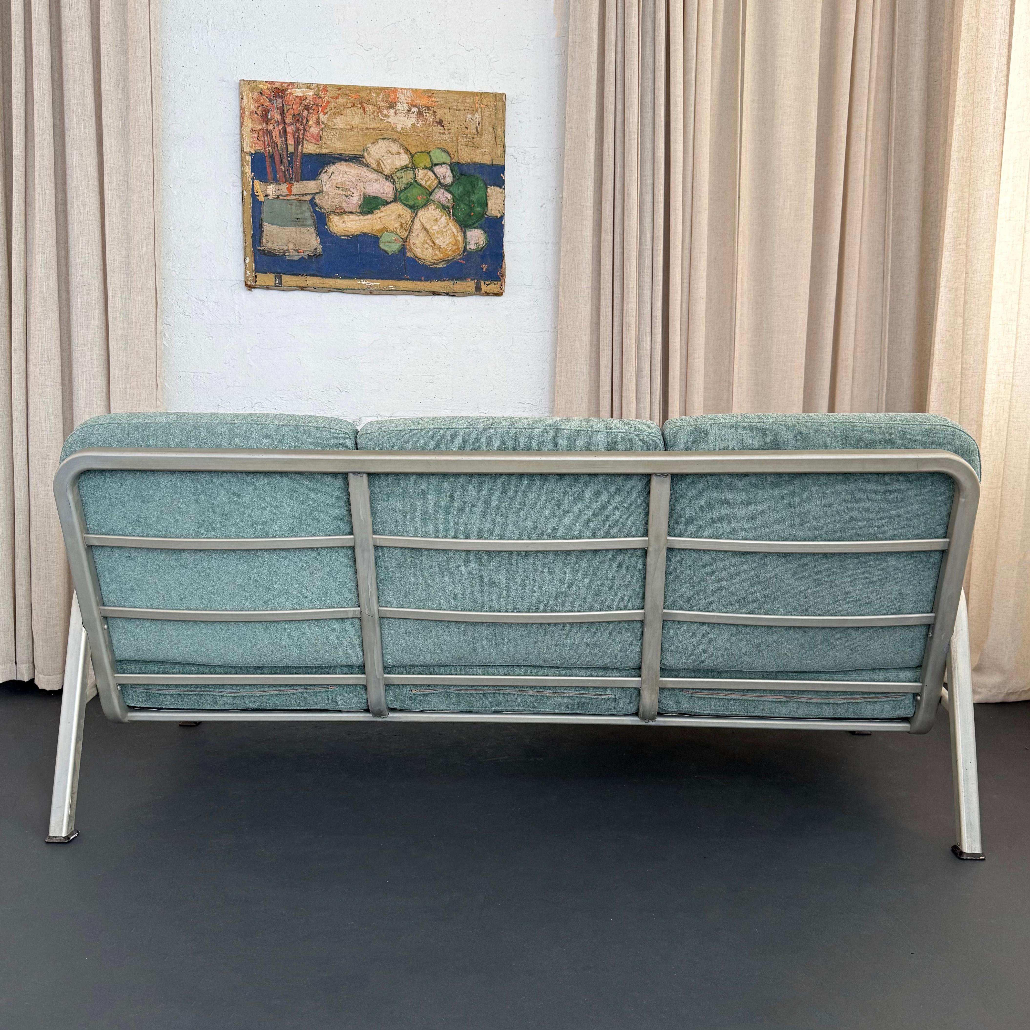 20ième siècle Ensemble canapé et pouf à structure industrielle en aluminium Machin Age en vente