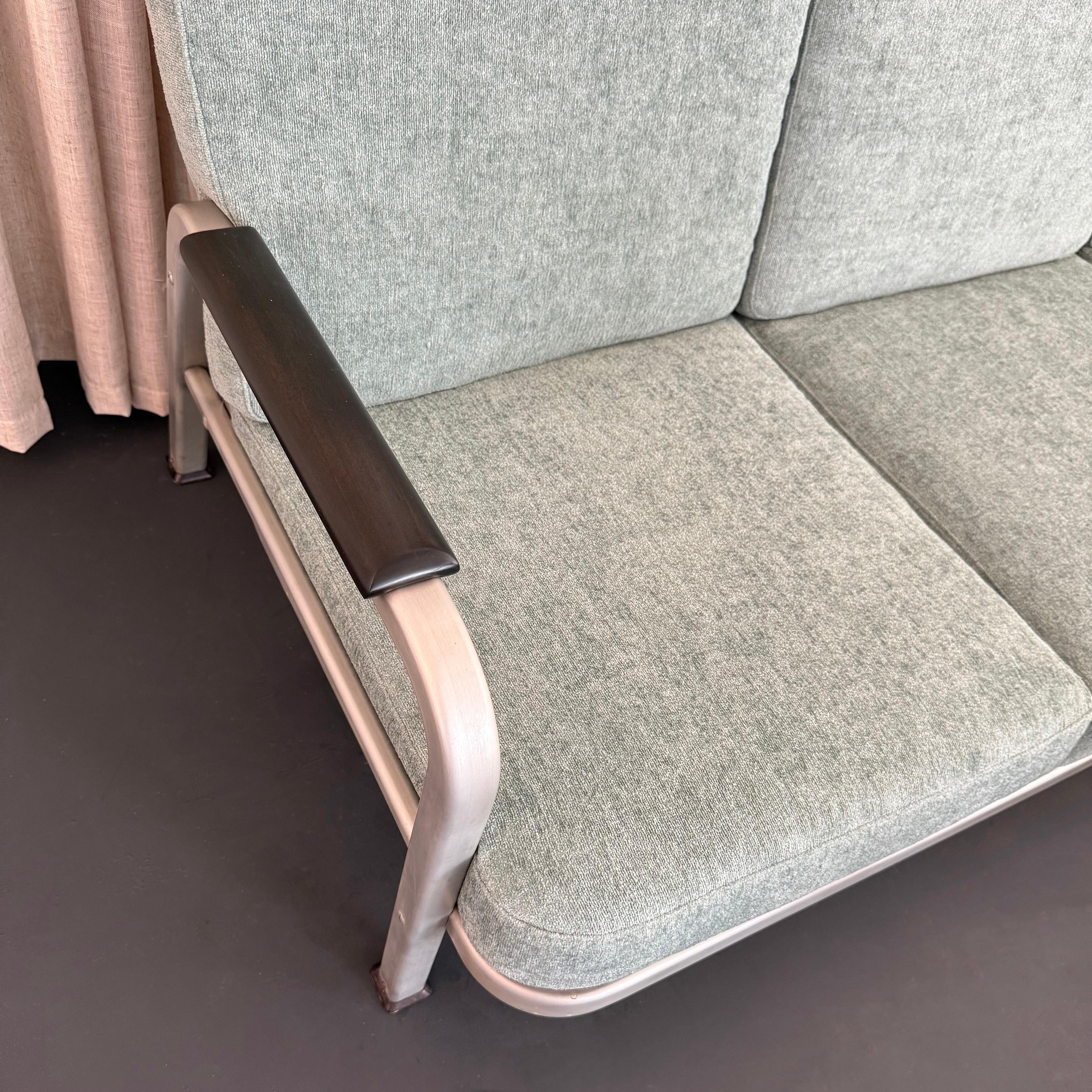 Bois Ensemble canapé et pouf à structure industrielle en aluminium Machin Age en vente