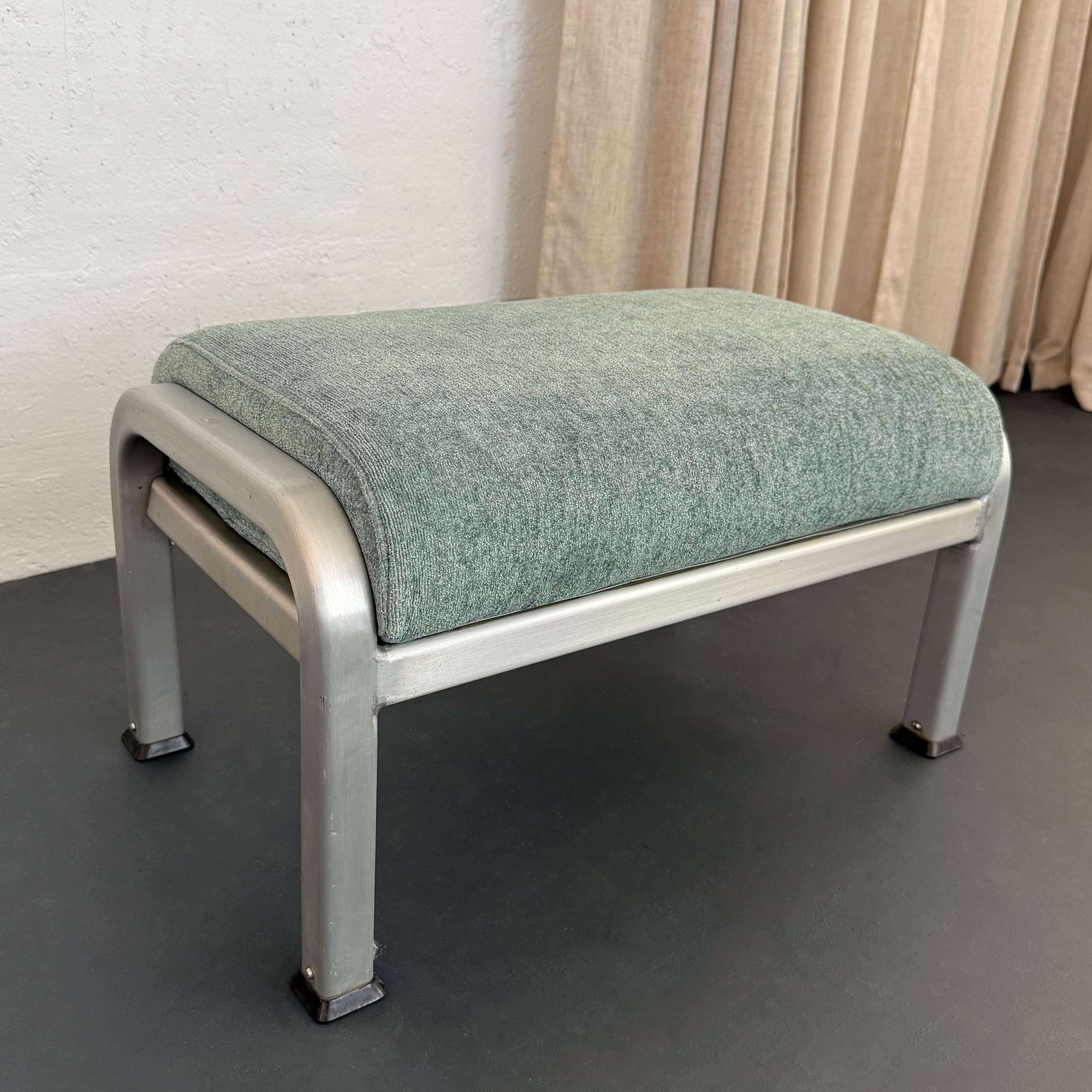 Ensemble canapé et pouf à structure industrielle en aluminium Machin Age en vente 1