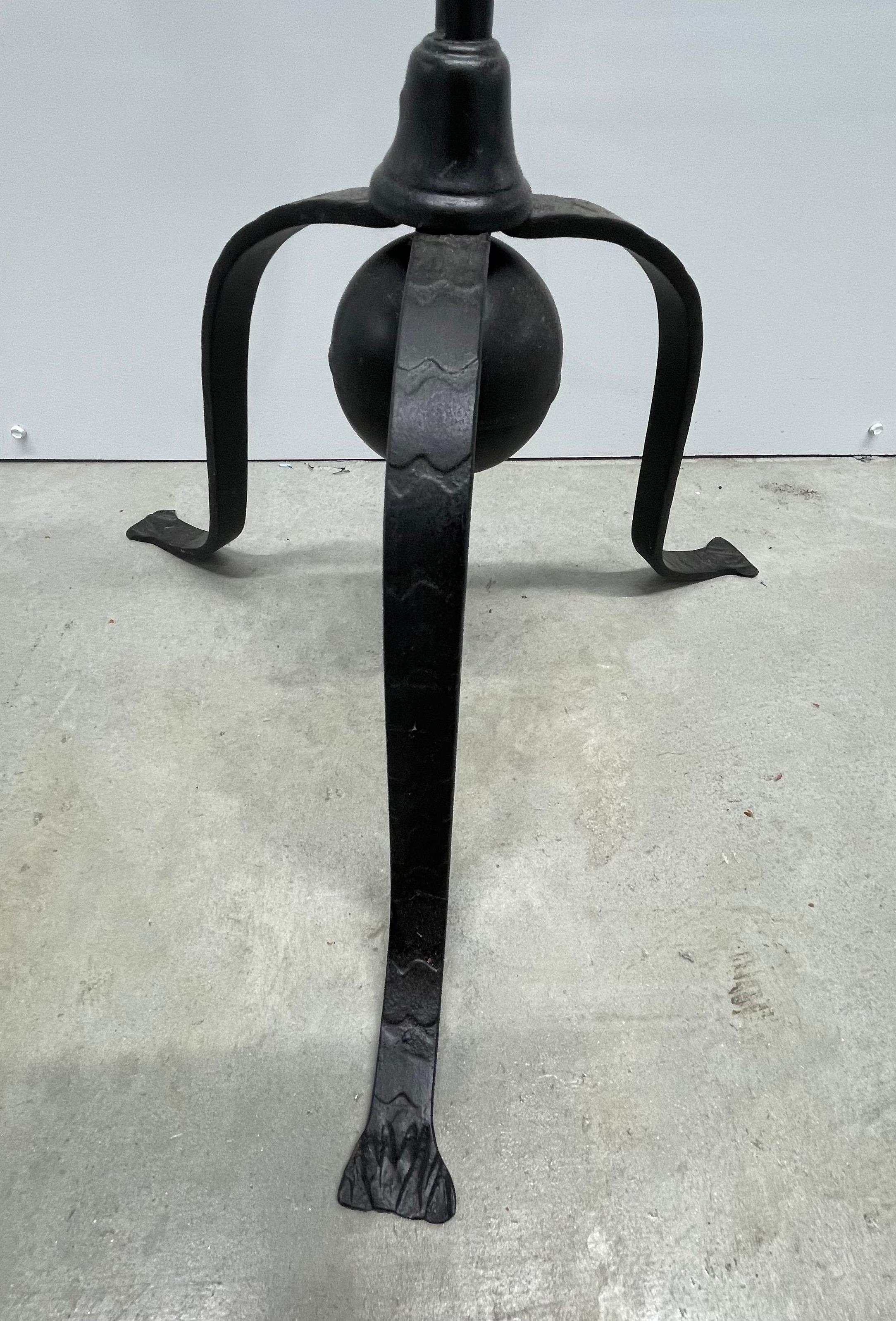 Lampada da terra molto bella con base in ferro battuto nero e lampadina rotonda a sospensione, regolabile in altezza.  Ricablata.  Progettato da Kent.