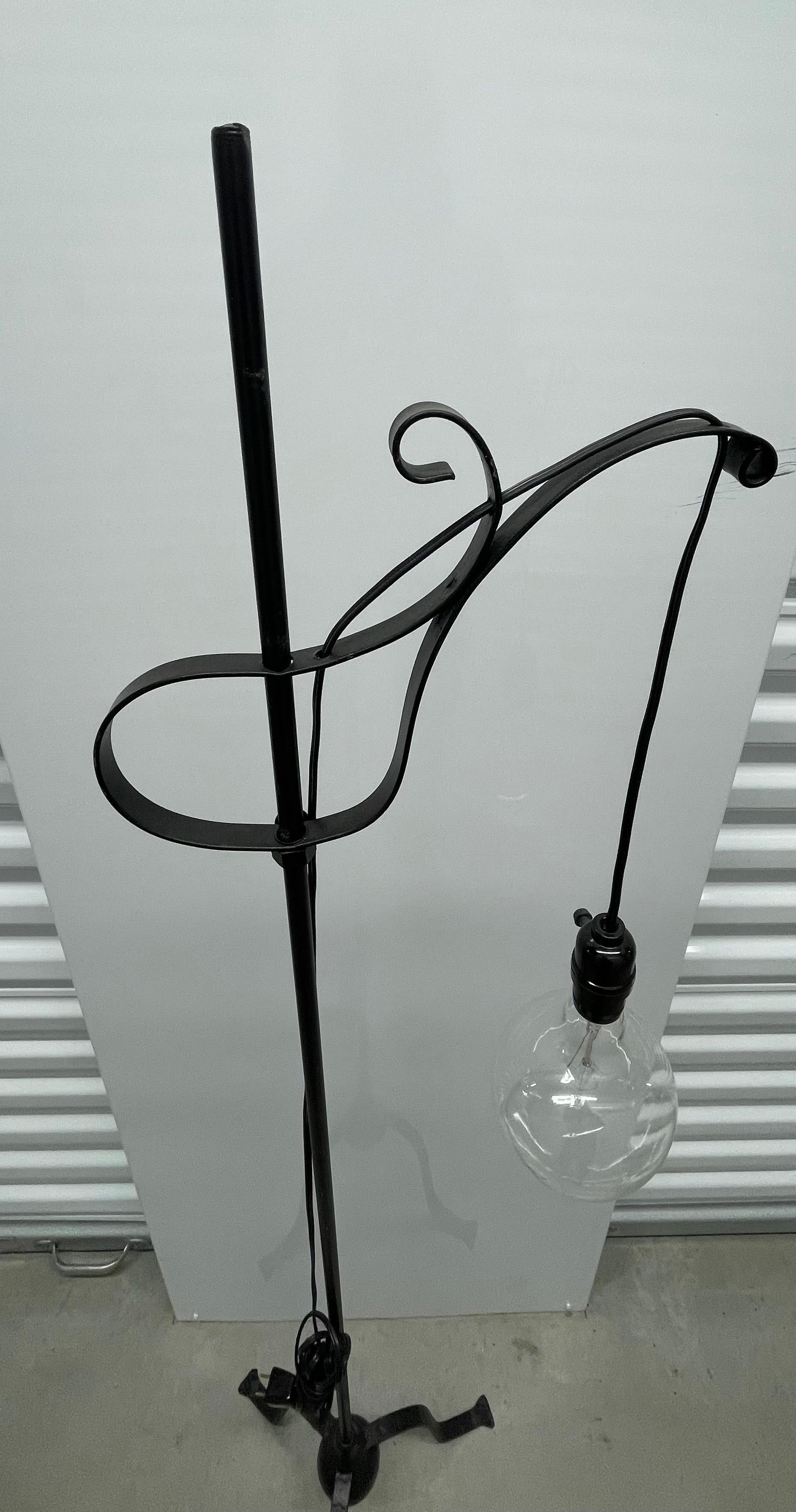Lampada da terra in ferro battuto nero Machin AGE con lampadina rotonda In condizioni buone in vendita a Bedford Hills, NY