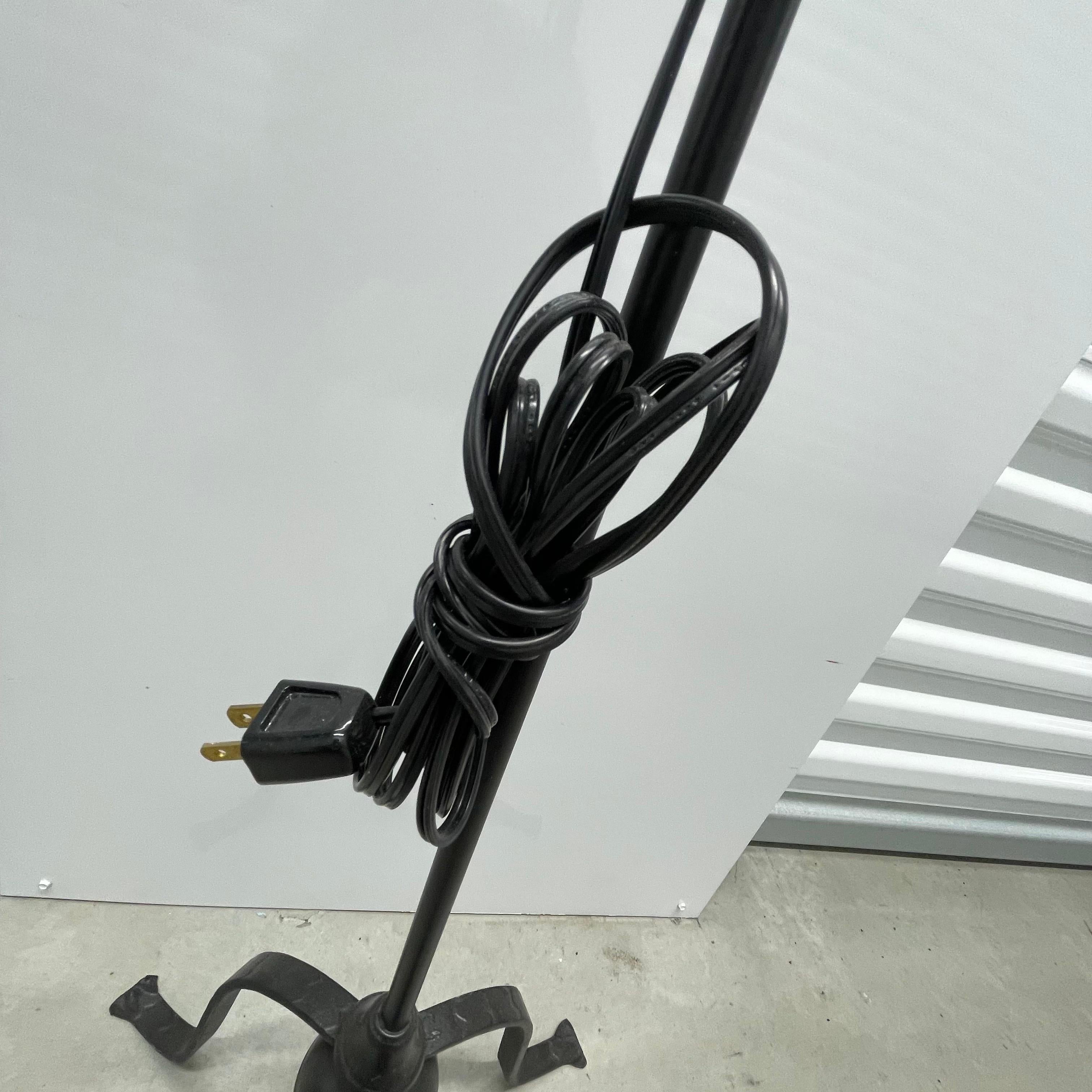 Metà XX secolo Lampada da terra in ferro battuto nero Machin AGE con lampadina rotonda in vendita