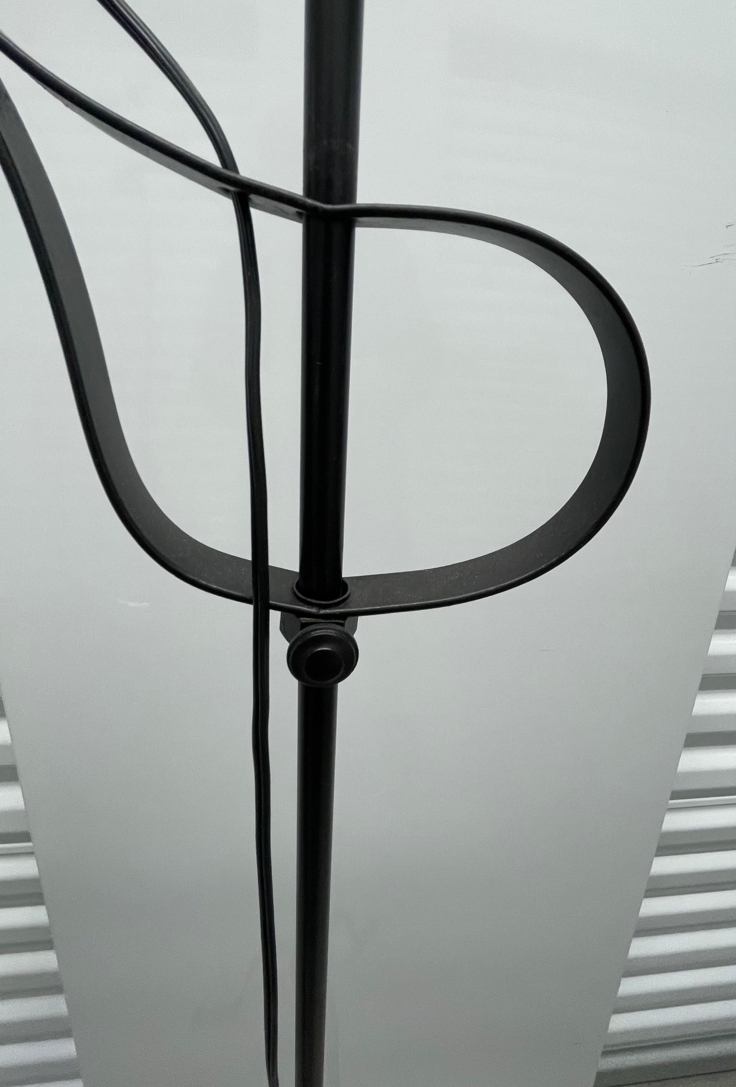 Ferro battuto Lampada da terra in ferro battuto nero Machin AGE con lampadina rotonda in vendita