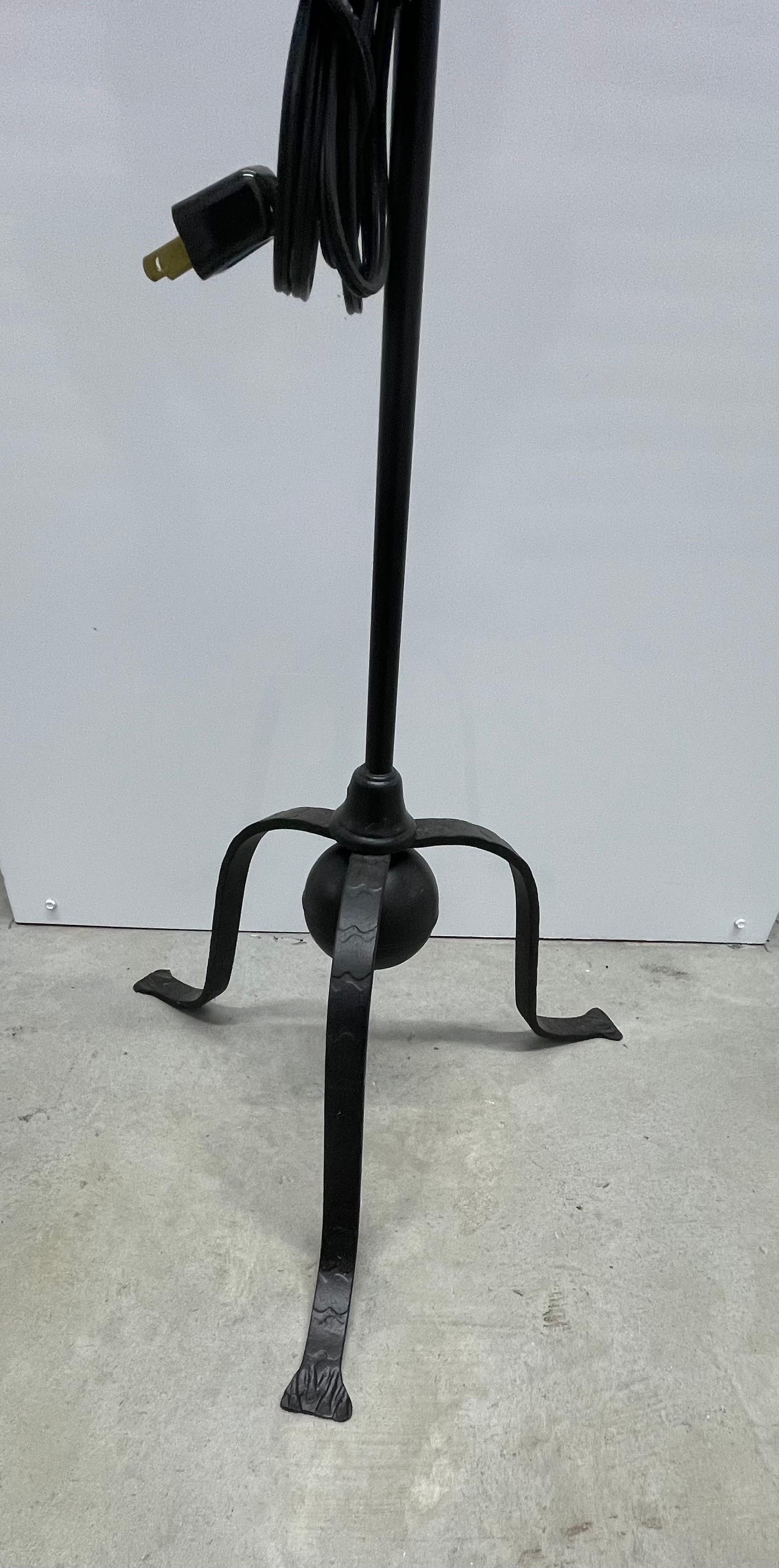 Lampada da terra in ferro battuto nero Machin AGE con lampadina rotonda in vendita 1