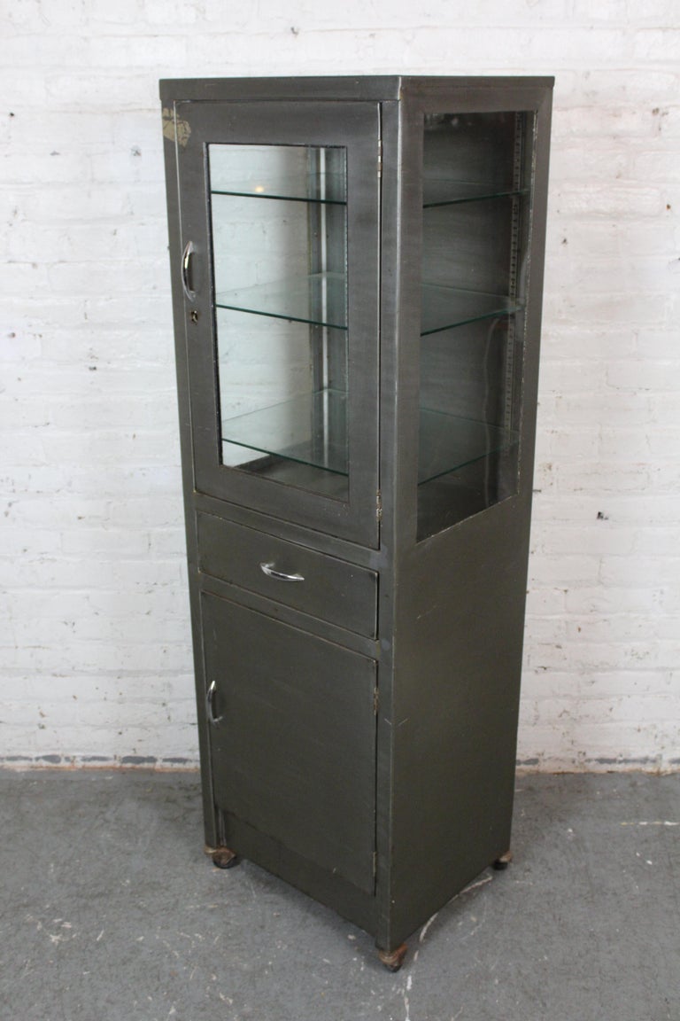 金属製キャビネット　Industrial Doctors Cabinet Vintage Industrial Metal Medicine/Medical Cabinet with Glass