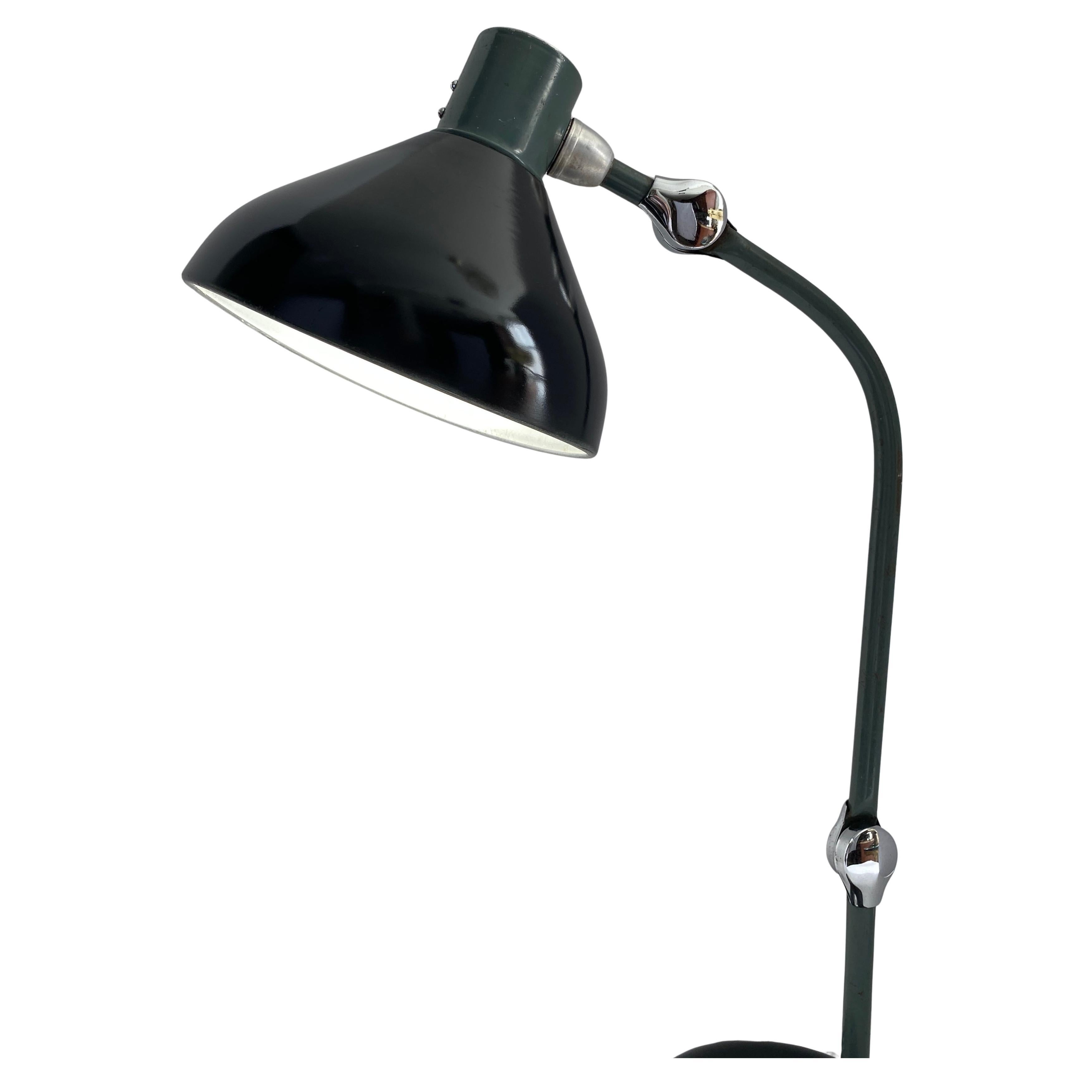 Französisch Machin Alter Tischlampe

Diese französische Vintage-Tischlampe aus den 1930er- bis 1940er-Jahren verkörpert die elegante und funktionale Ästhetik des Maschinenzeitalters. Der olivgrüne Arm und die verchromten Akzente der Leuchte werden