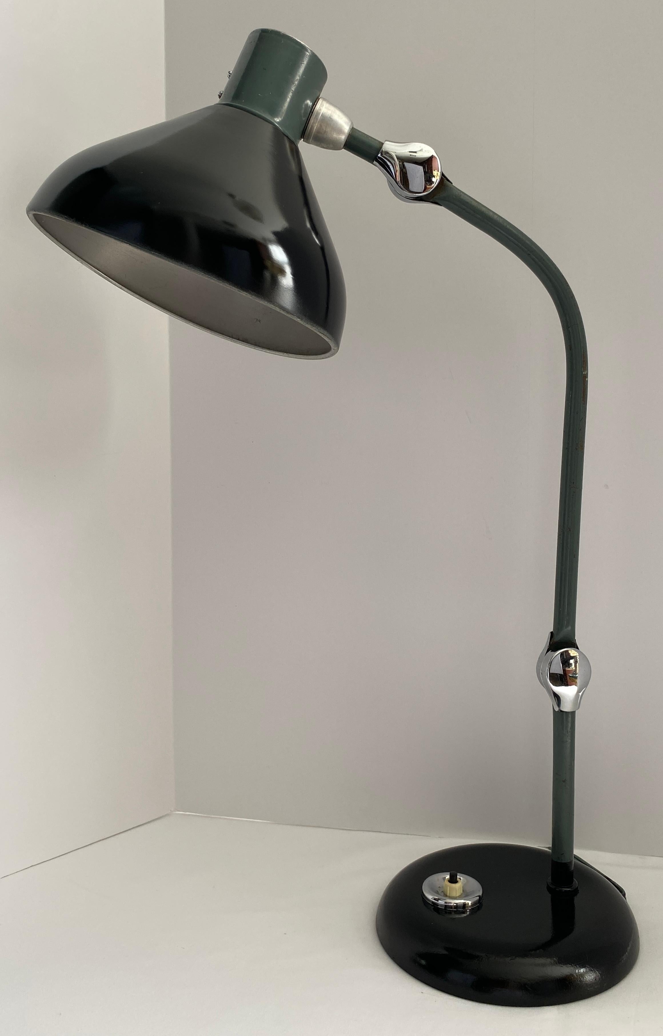 Machin Age Industrielle Tischlampe (Gemalt) im Angebot