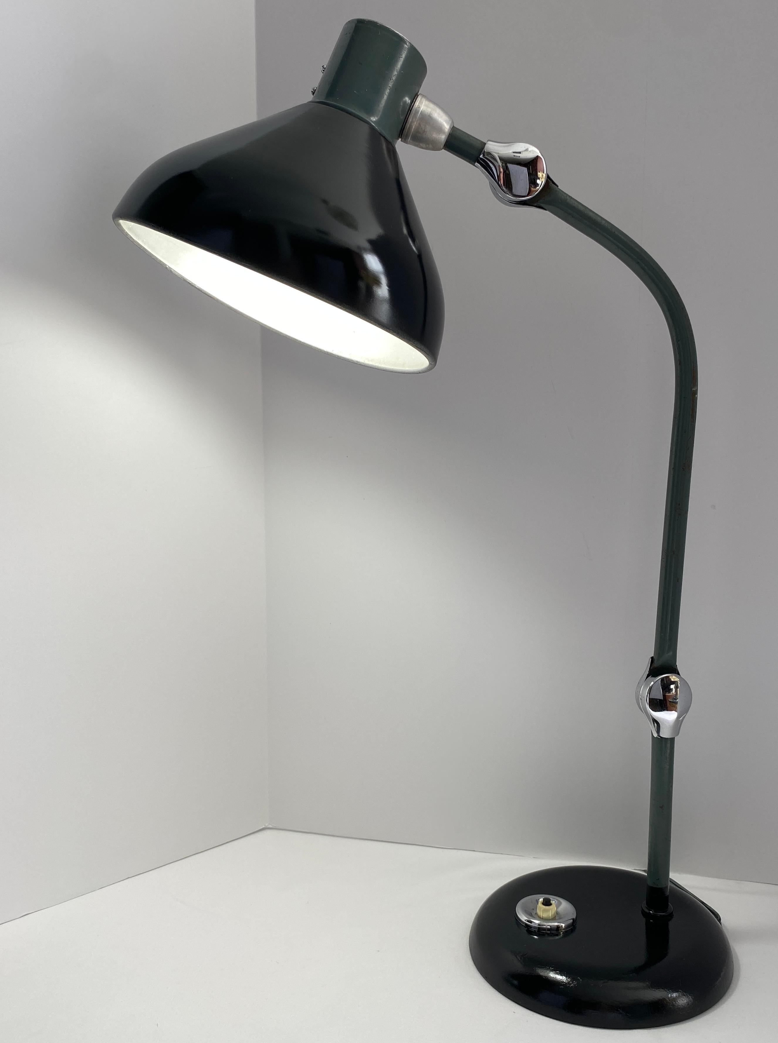 Machin Age Industrielle Tischlampe (20. Jahrhundert) im Angebot